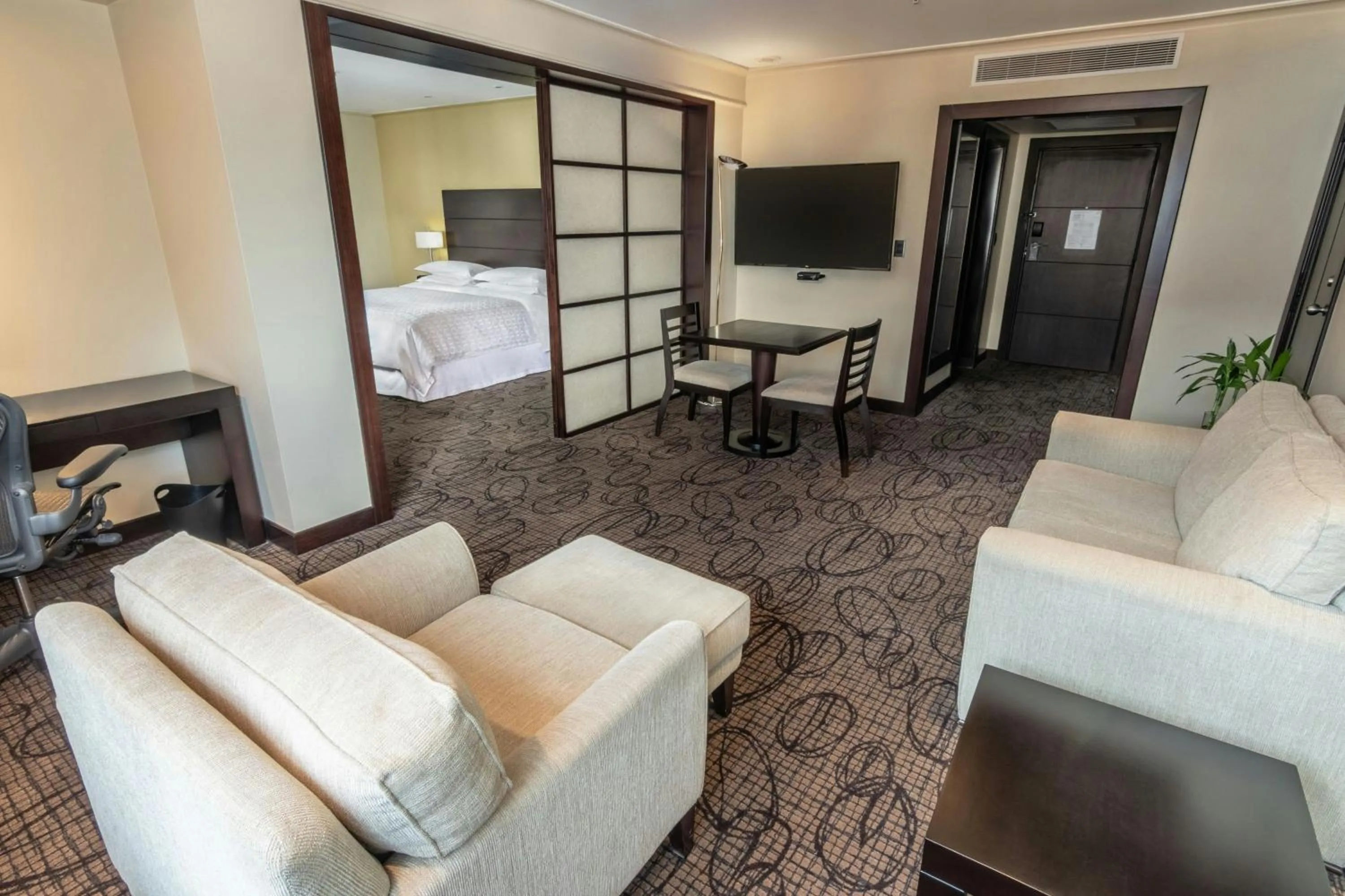 Photo of the whole room, Bed in Sheraton Quito