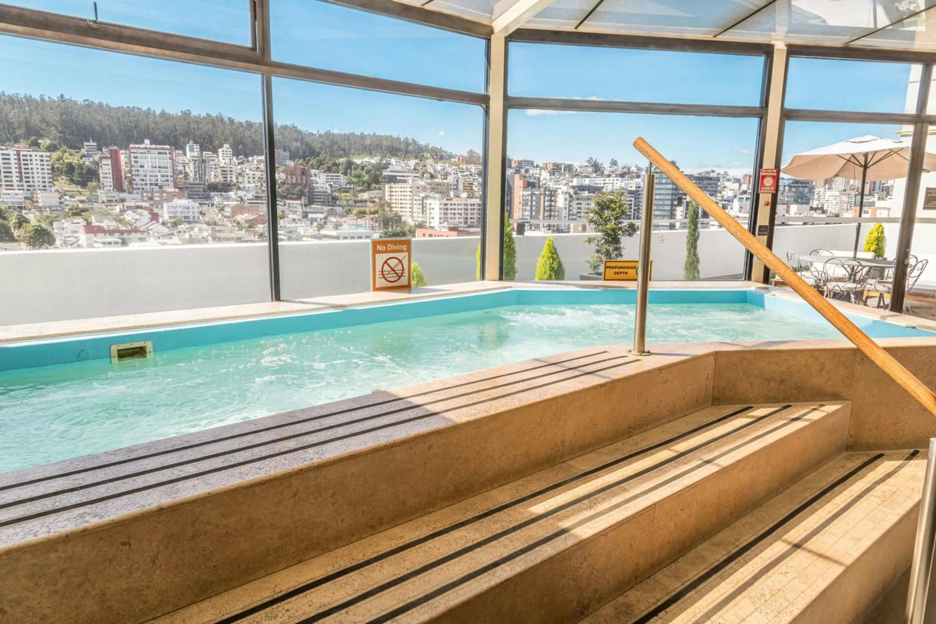 Swimming pool in Sheraton Quito
