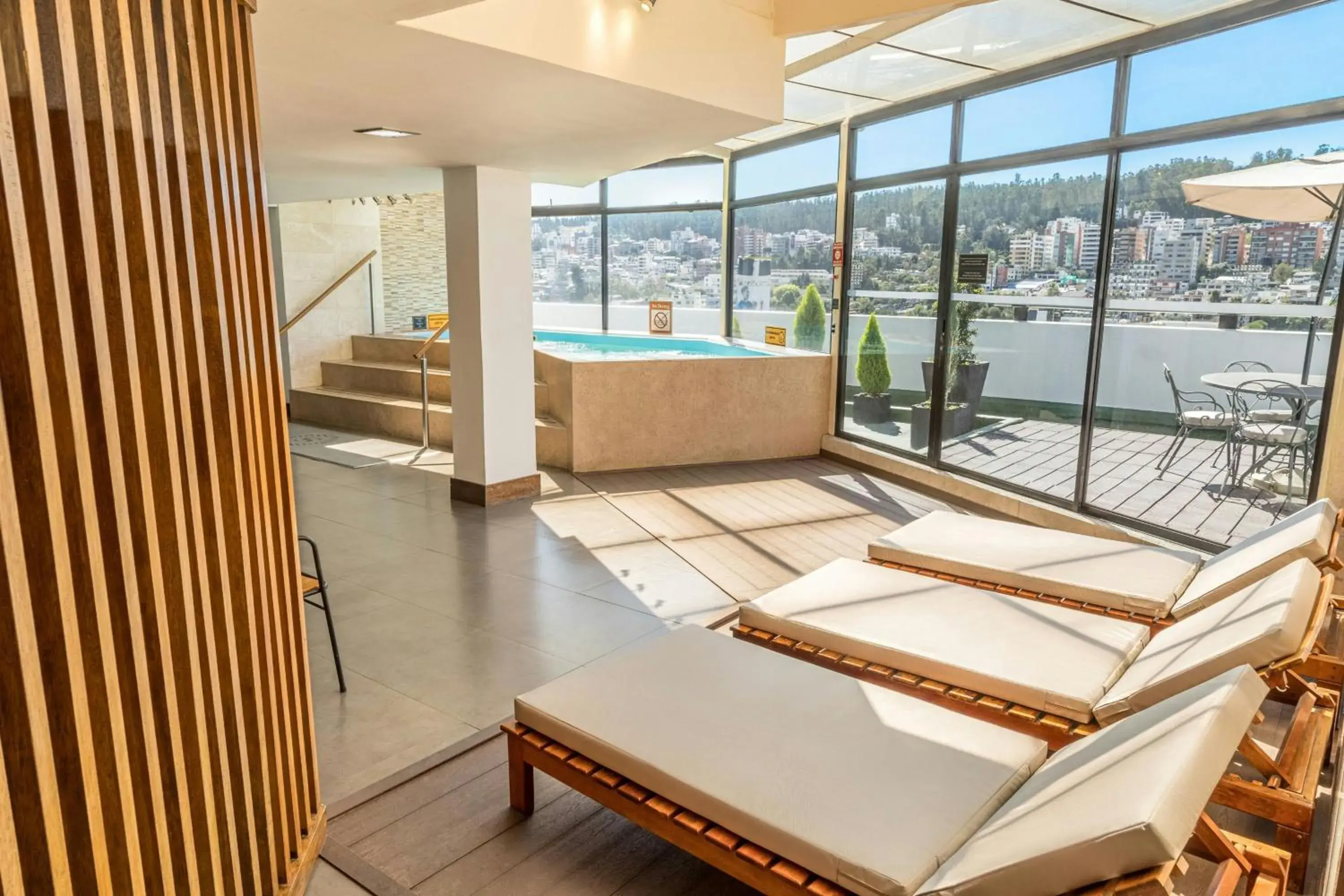 Swimming pool in Sheraton Quito Swimming pool in Sheraton Quito