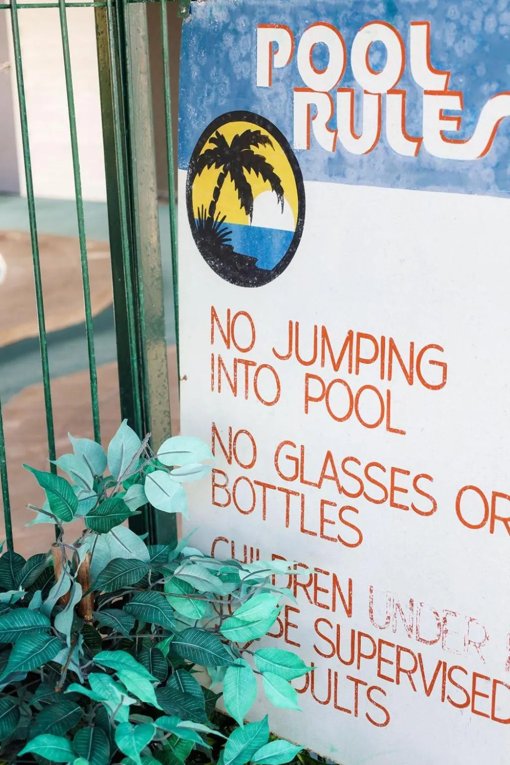 Logo/Certificate/Sign in Robetown Motor Inn & Apartments