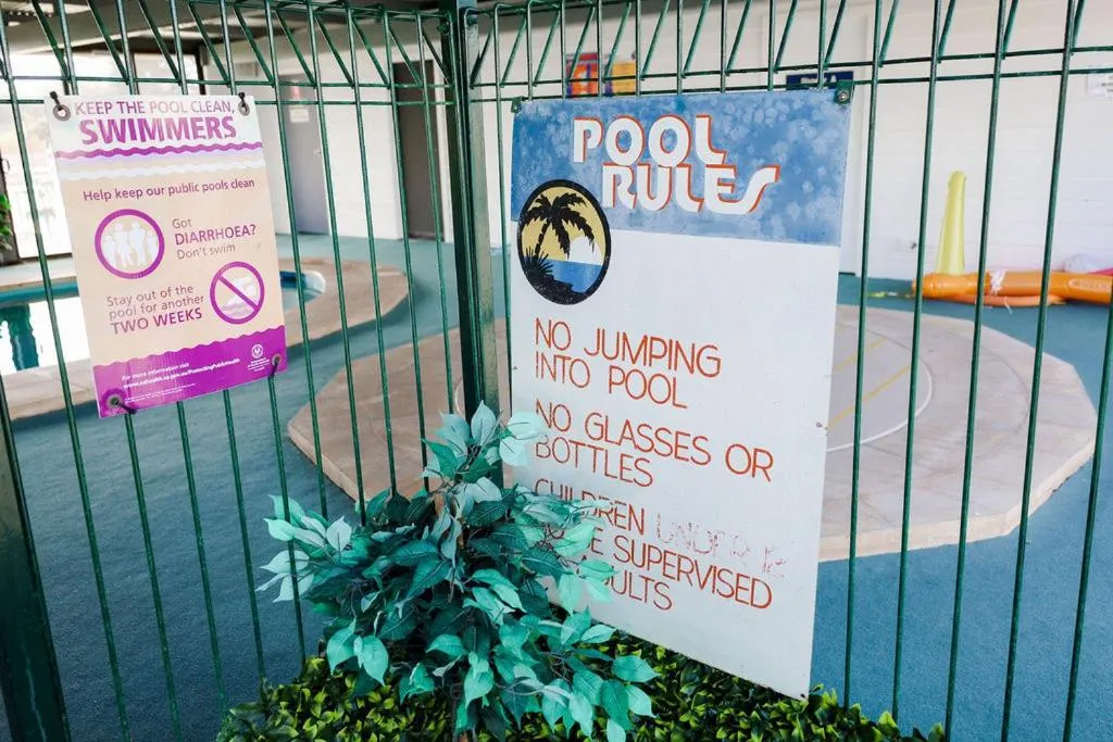 Logo/Certificate/Sign in Robetown Motor Inn & Apartments