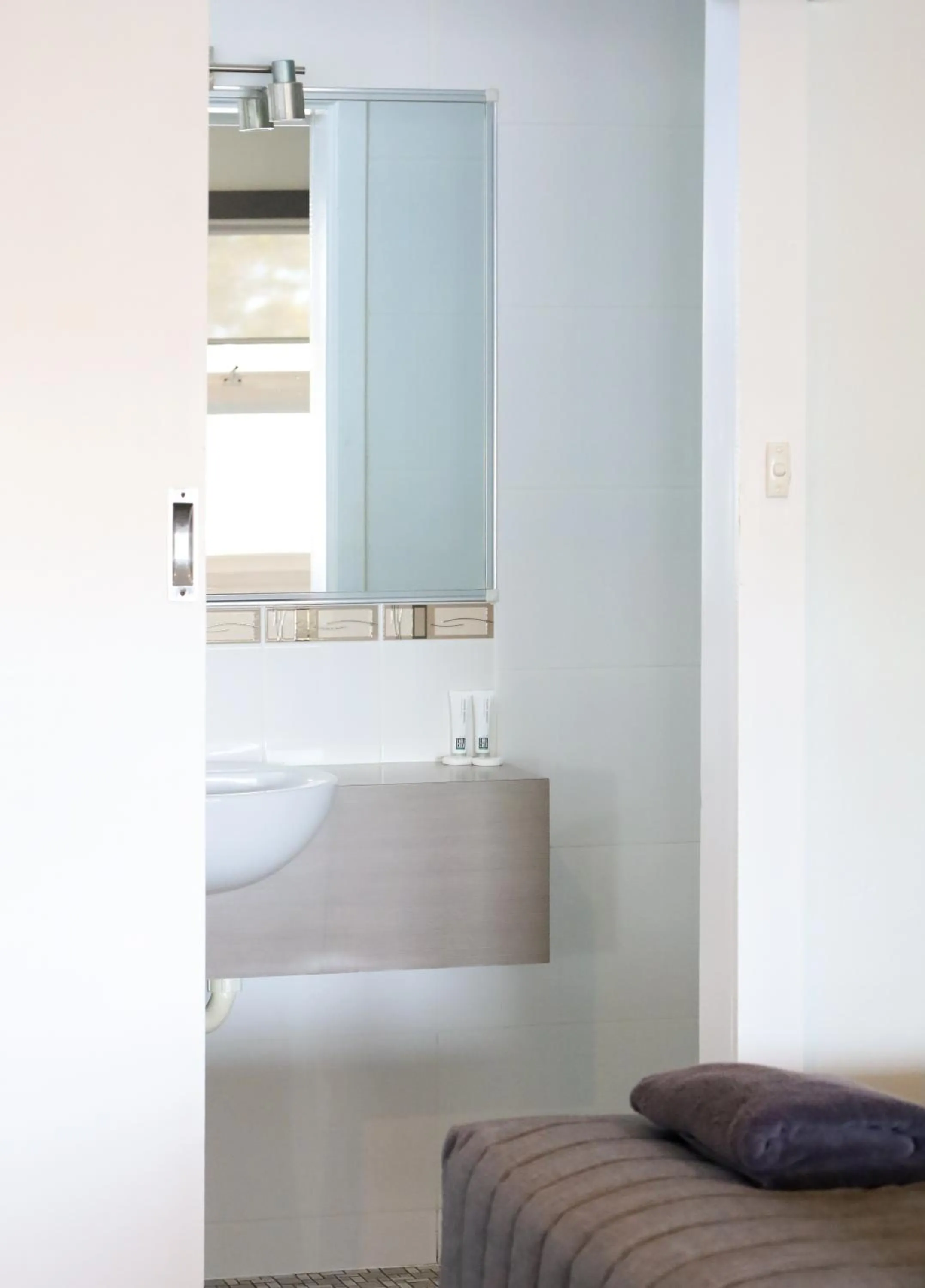 Bathroom, Bed in Robetown Motor Inn & Apartments