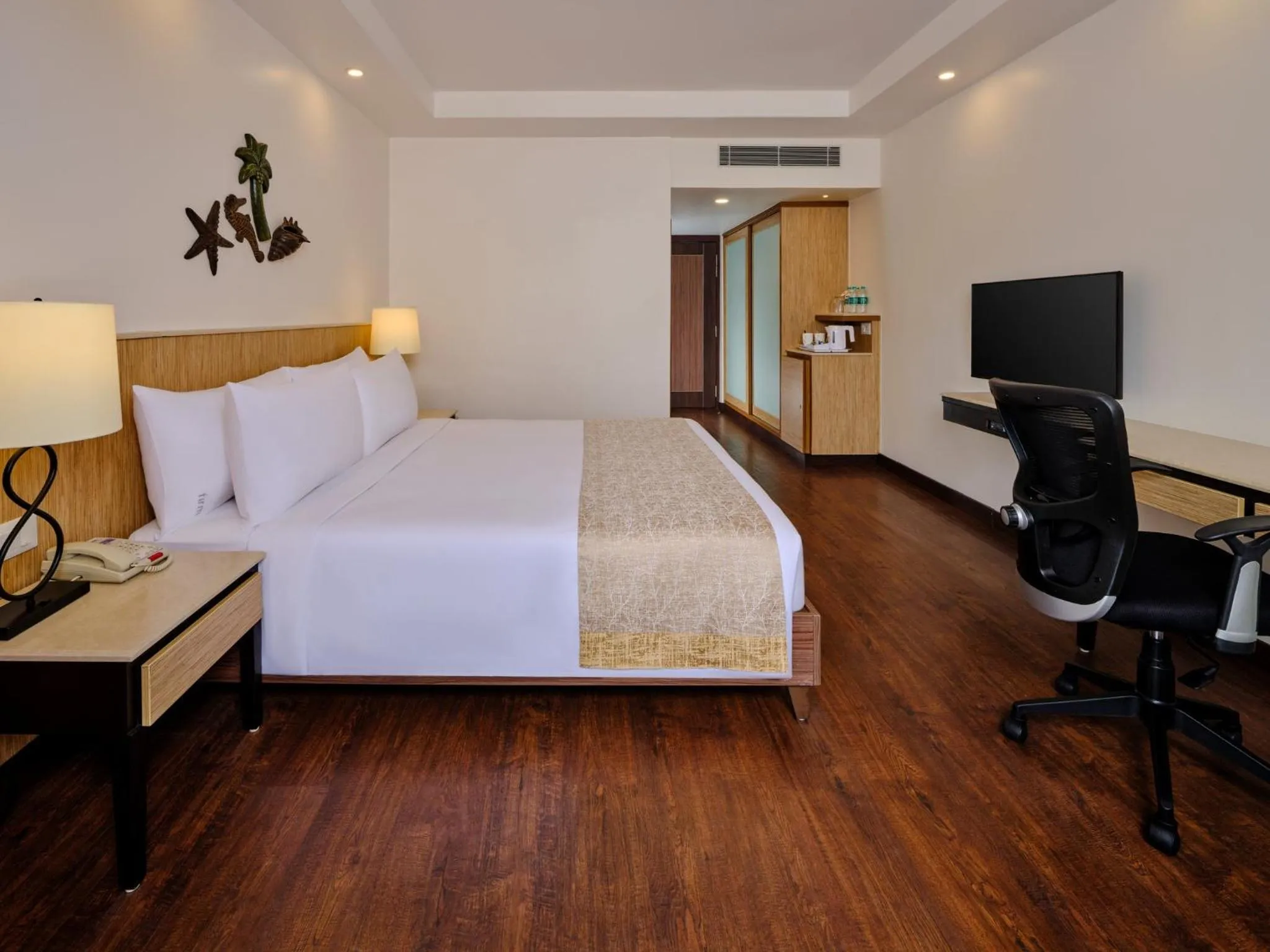 Photo of the whole room, Bed in Holiday Inn Resort Goa by IHG