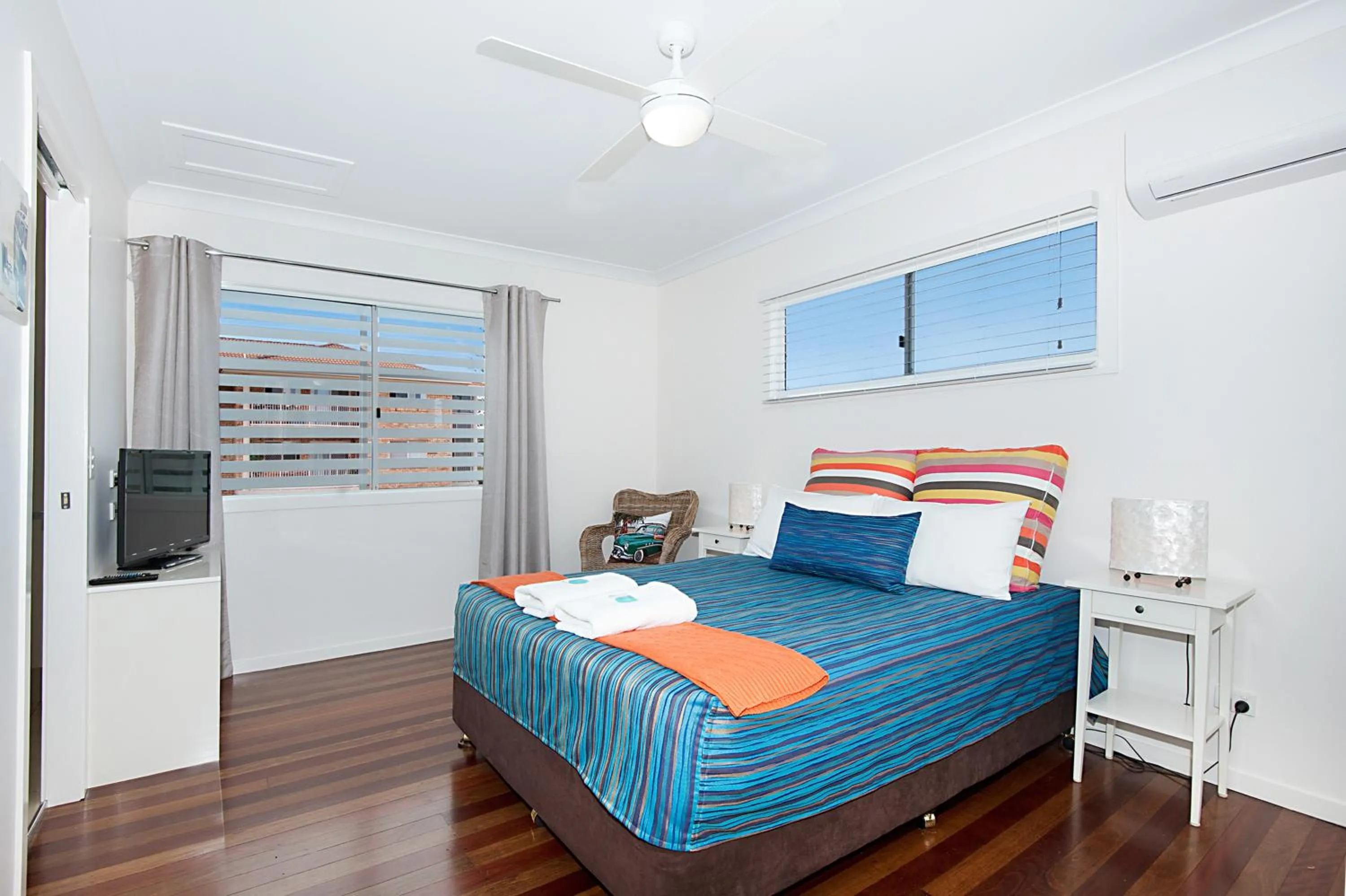 Photo of the whole room, Bed in La Costa Beachside Motel
