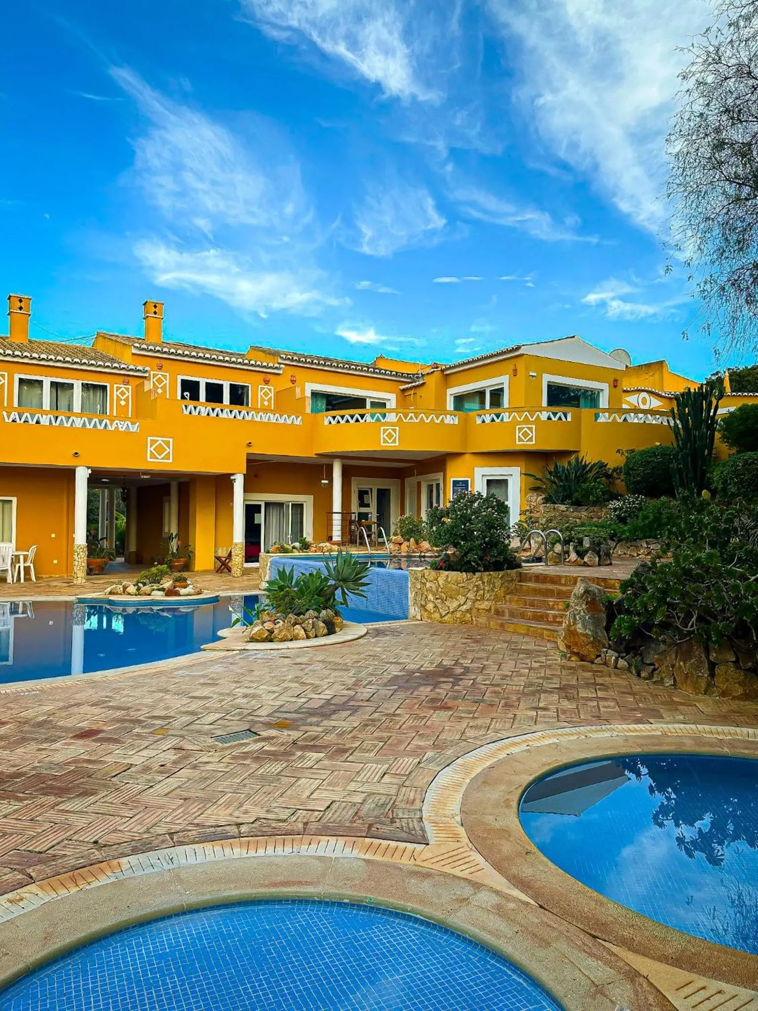 Pool view in Montinho De Ouro