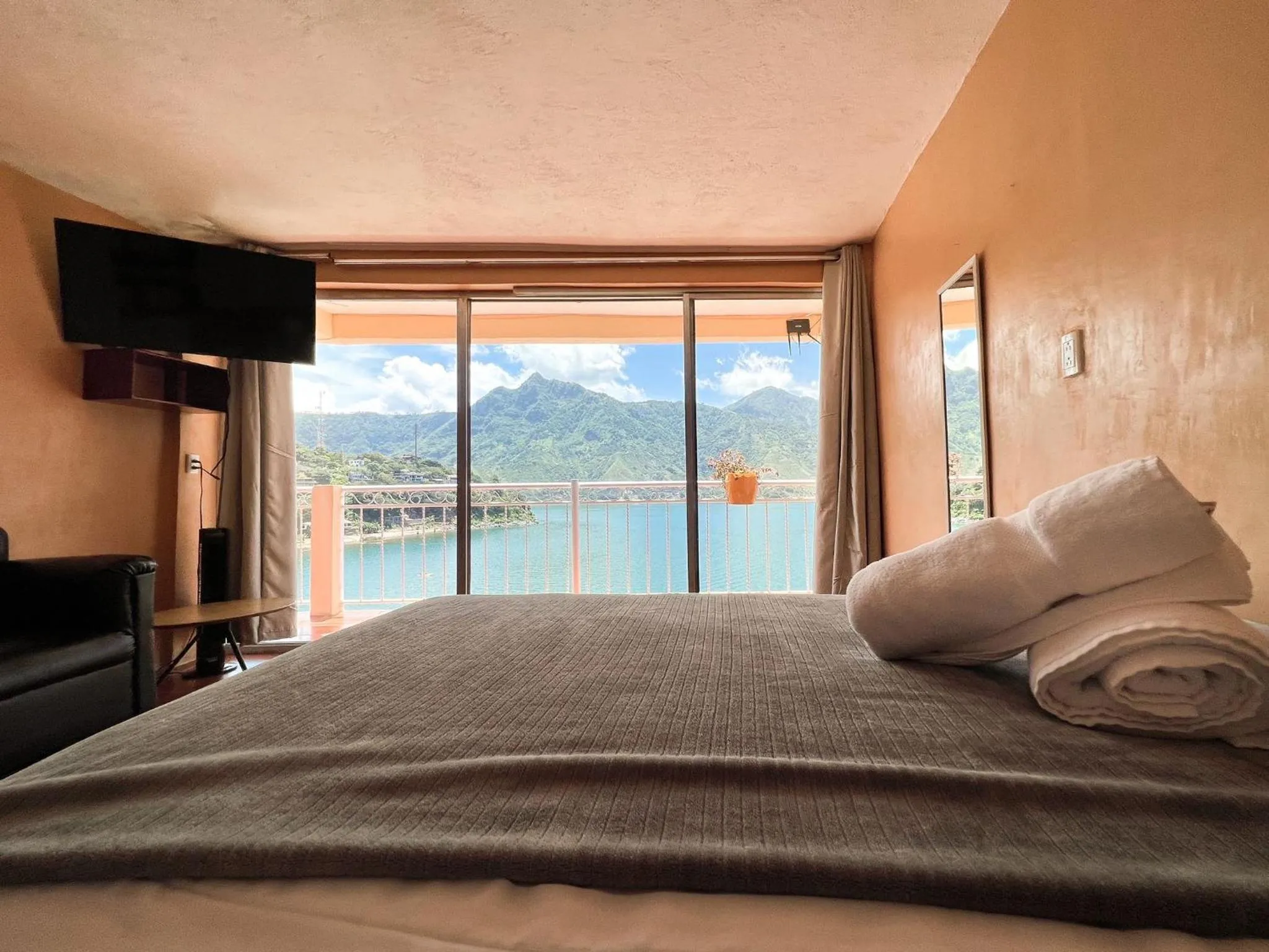 Lake view, Bed in Amigos