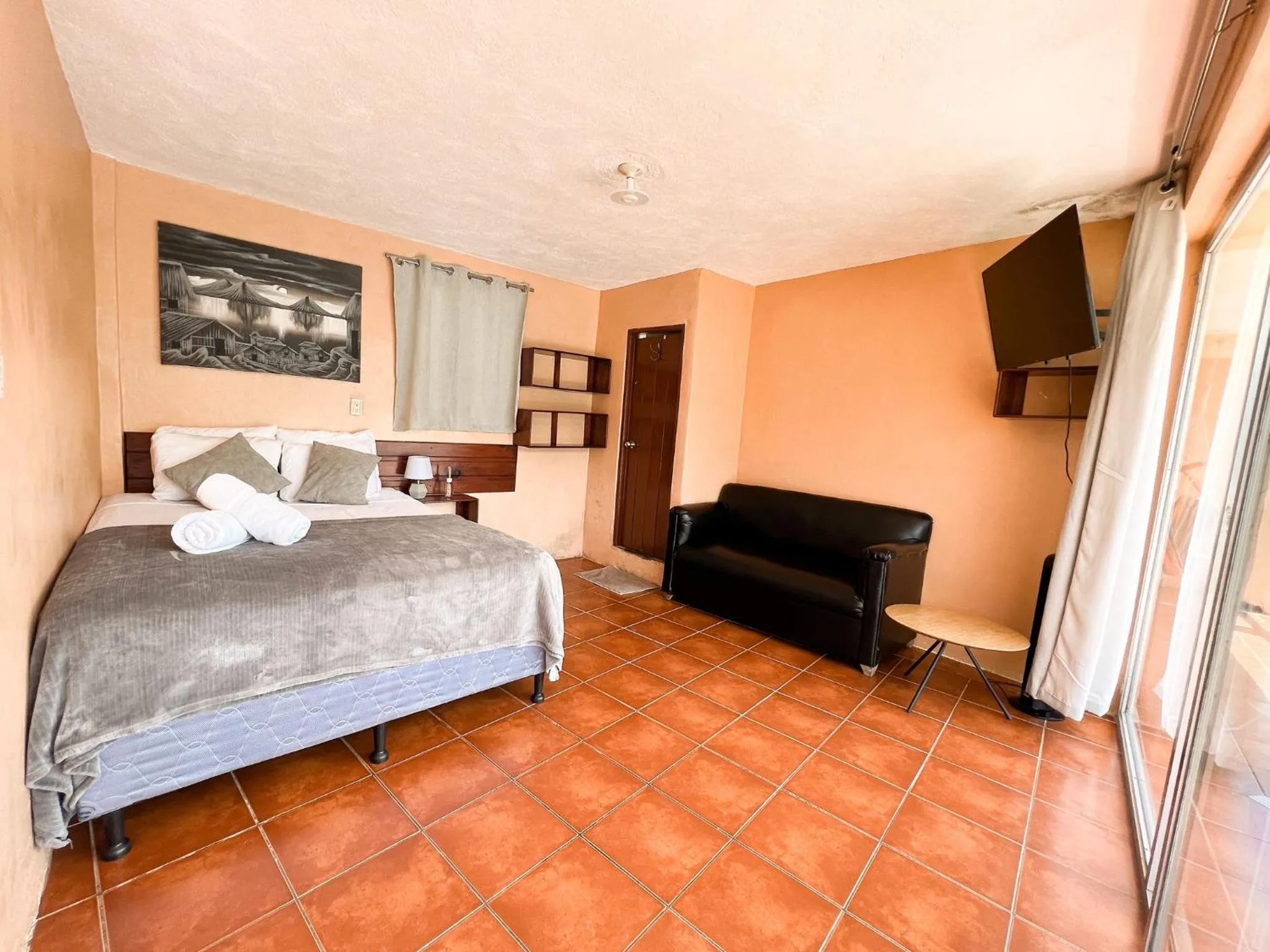 Photo of the whole room, Bed in Amigos