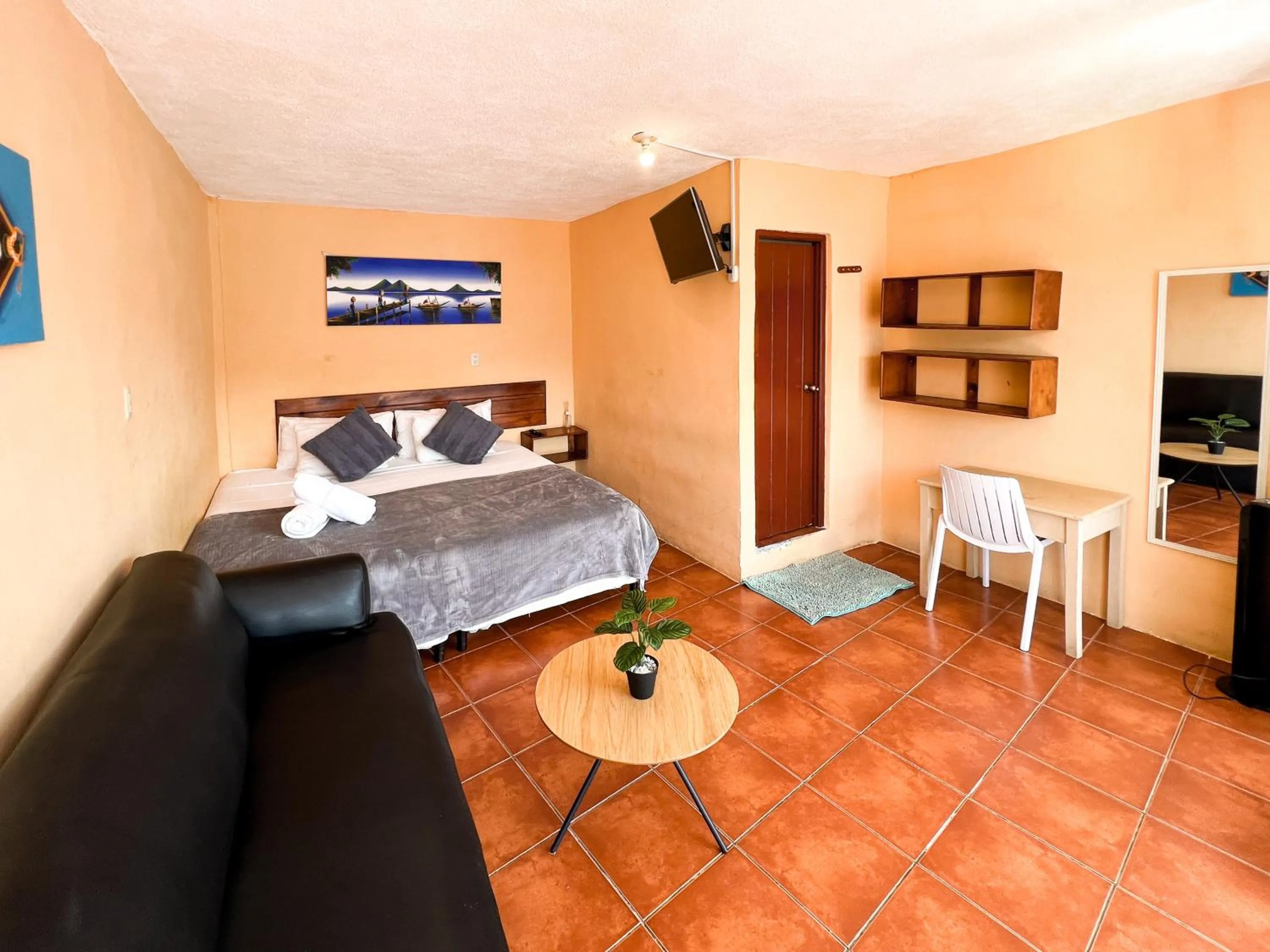 Photo of the whole room, Bed in Amigos