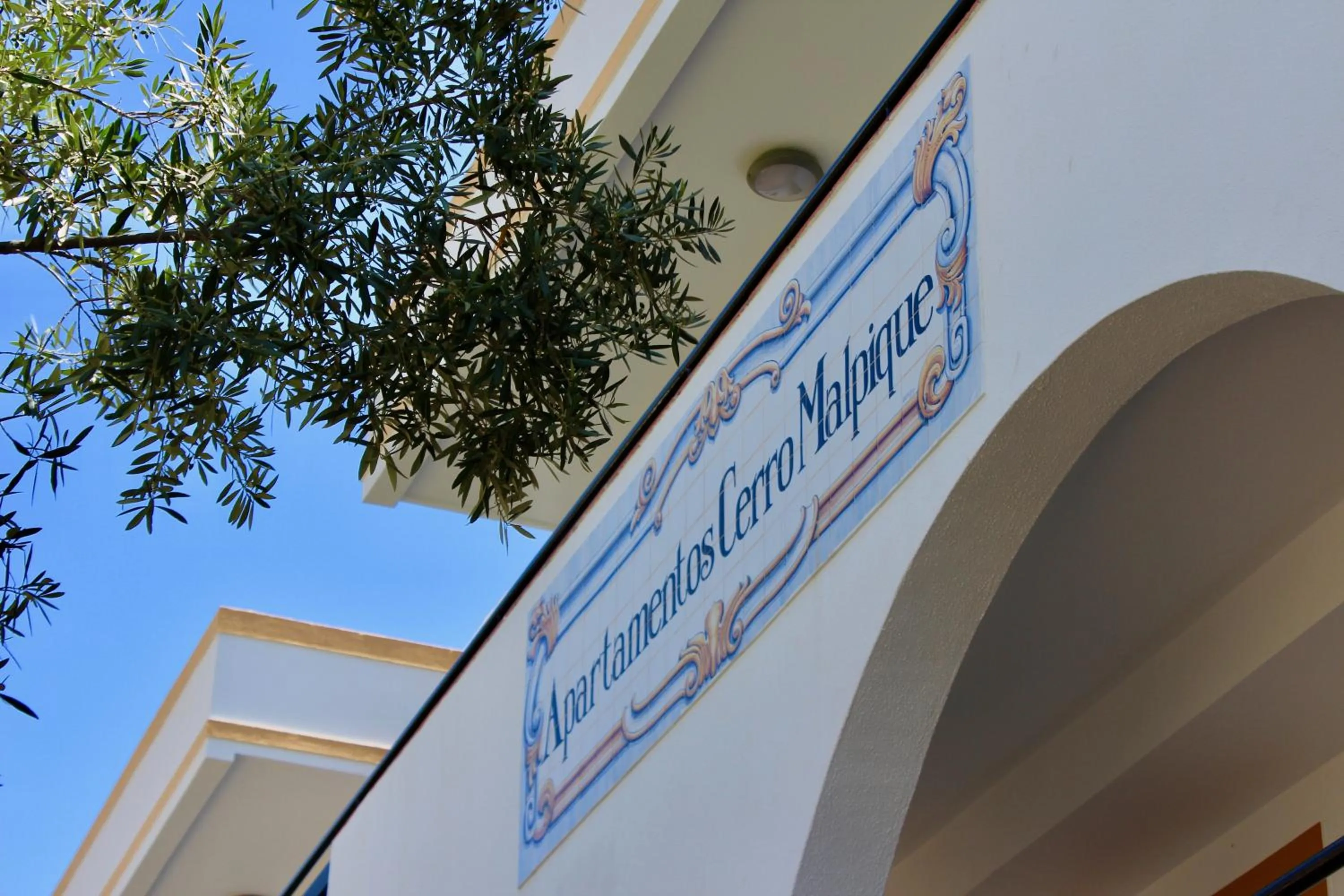 Facade/entrance in Alfagar Cerro Malpique