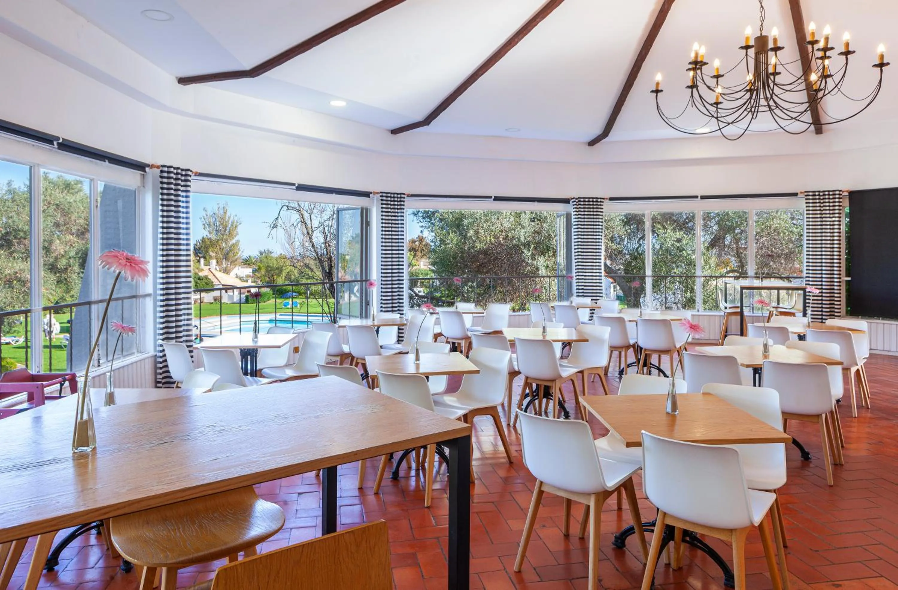 Lounge or bar in Pedras D'el Rei