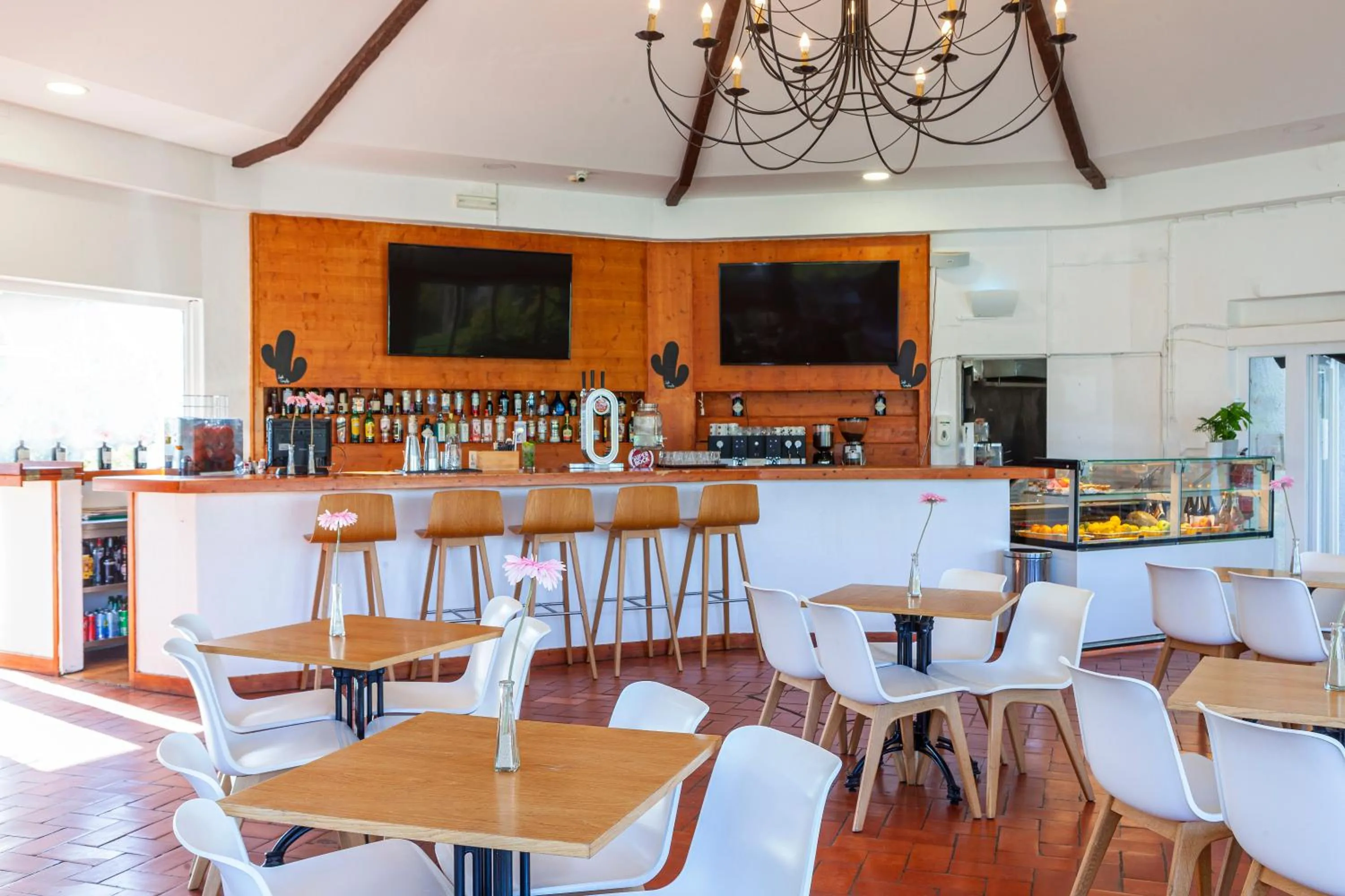 Lounge or bar in Pedras D'el Rei