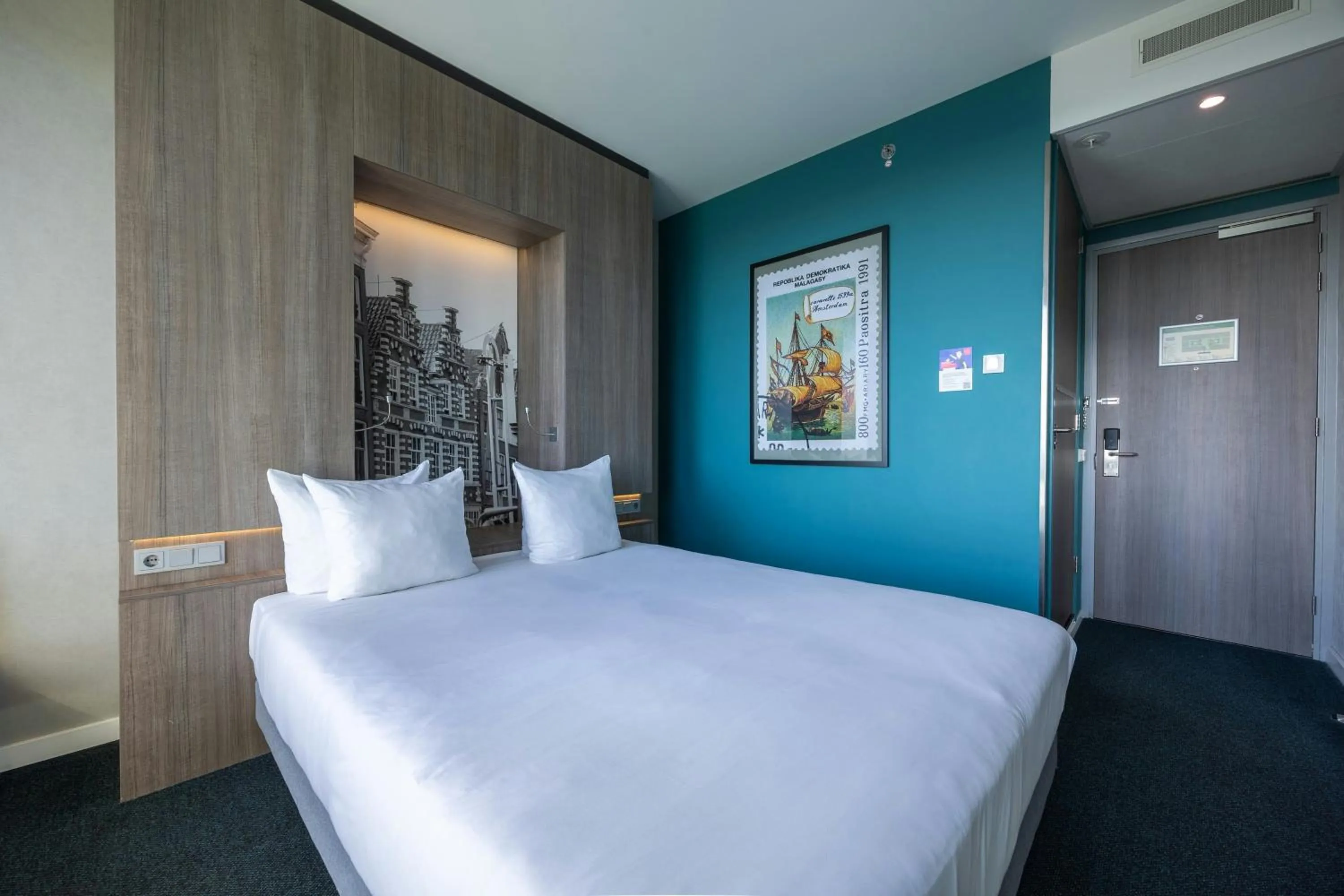 Photo of the whole room, Bed in Leonardo Hotel Amsterdam Rembrandtpark