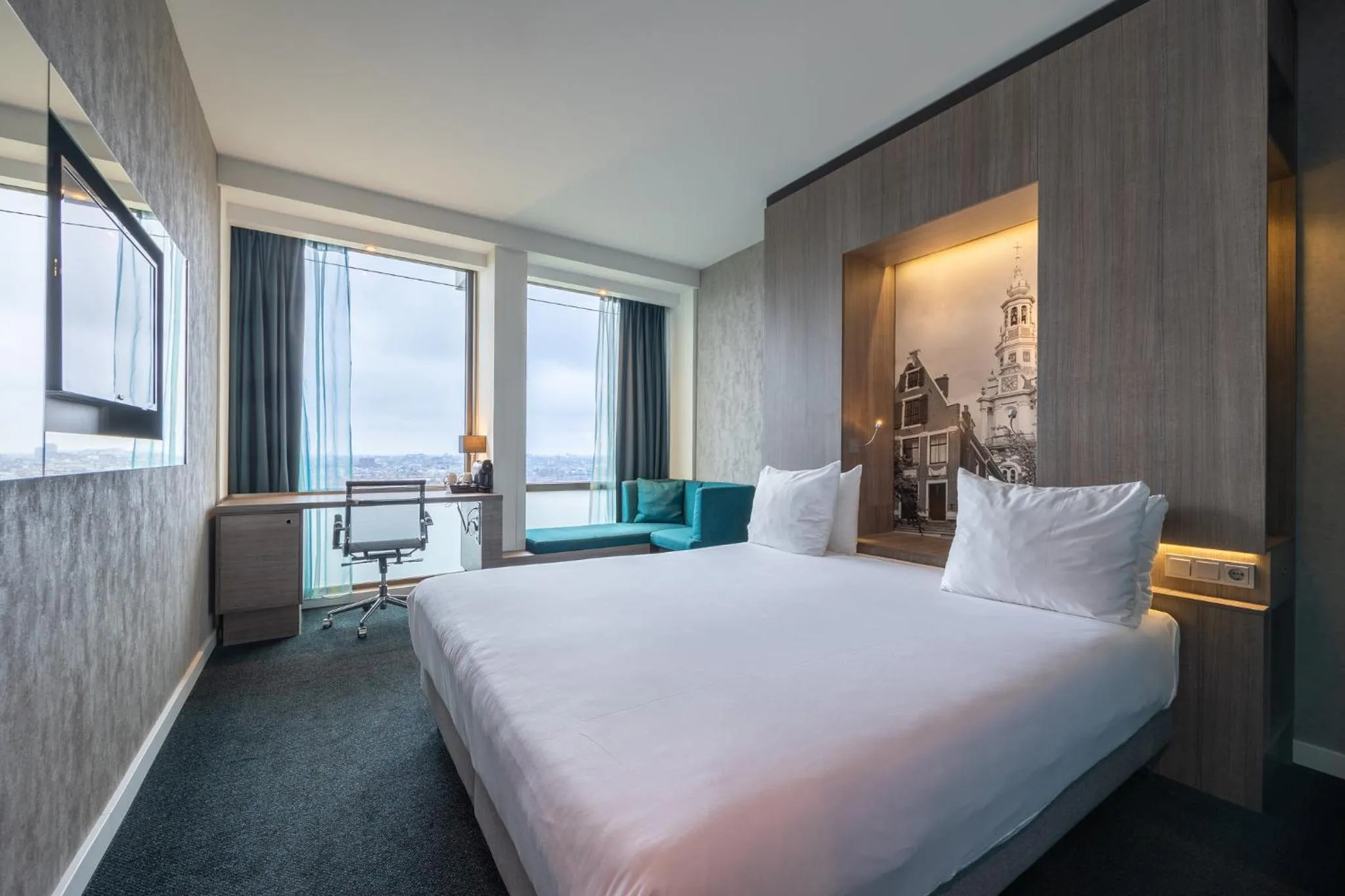 Bedroom, Bed in Leonardo Hotel Amsterdam Rembrandtpark