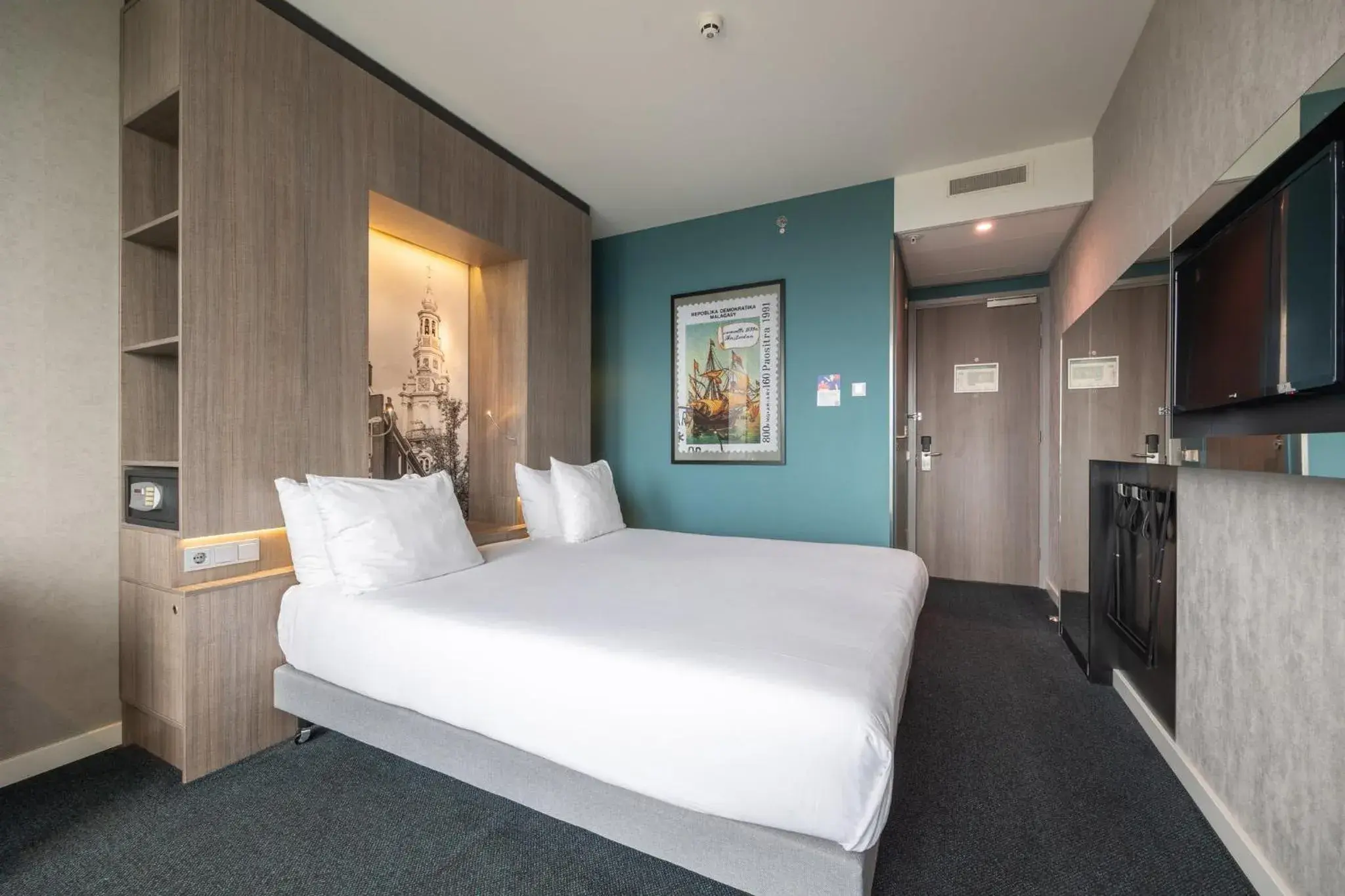 Deluxe Room 1 King Bed in Leonardo Hotel Amsterdam Rembrandtpark Deluxe Room 1 King Bed in Leonardo Hotel Amsterdam Rembrandtpark