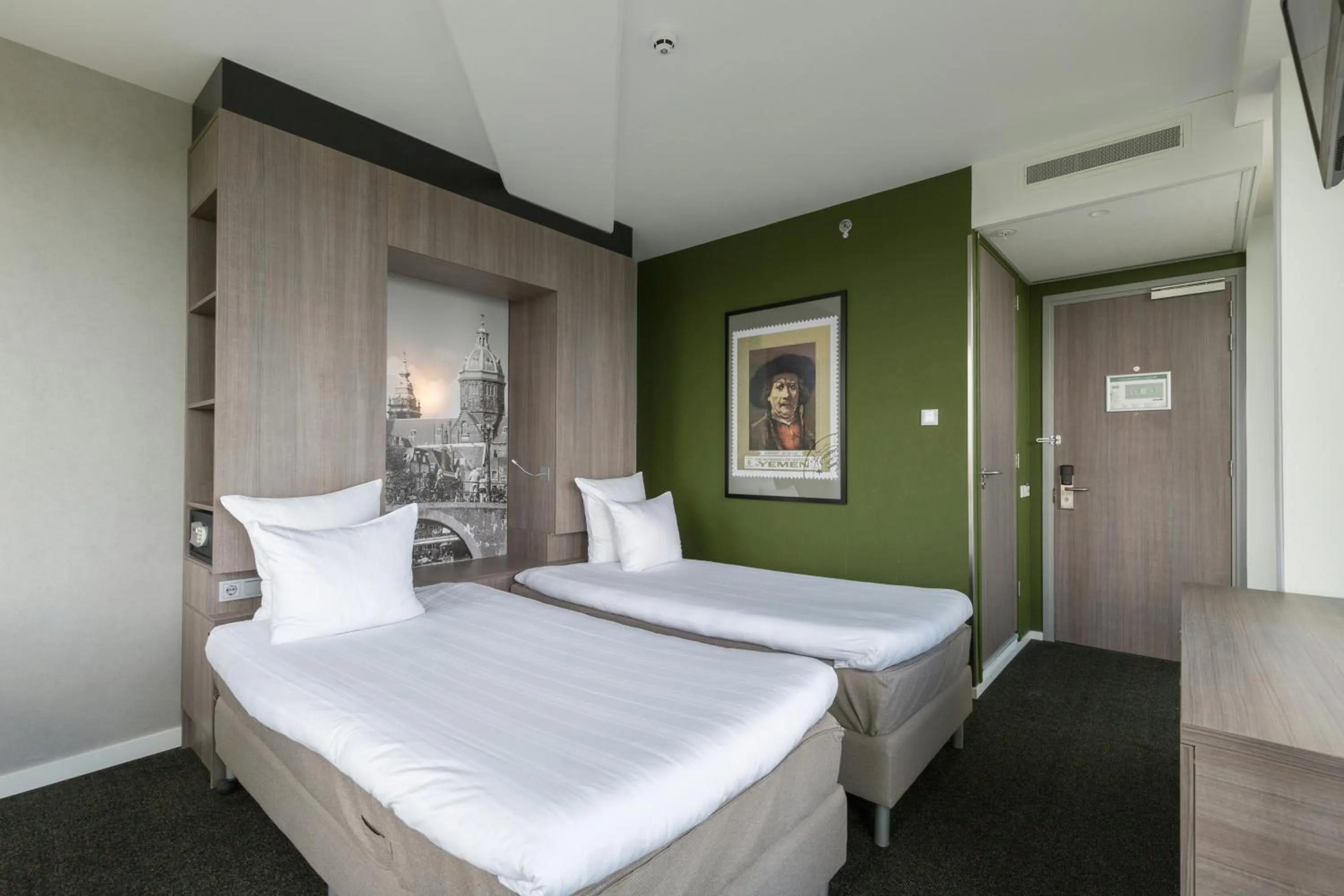 Photo of the whole room, Bed in Leonardo Hotel Amsterdam Rembrandtpark