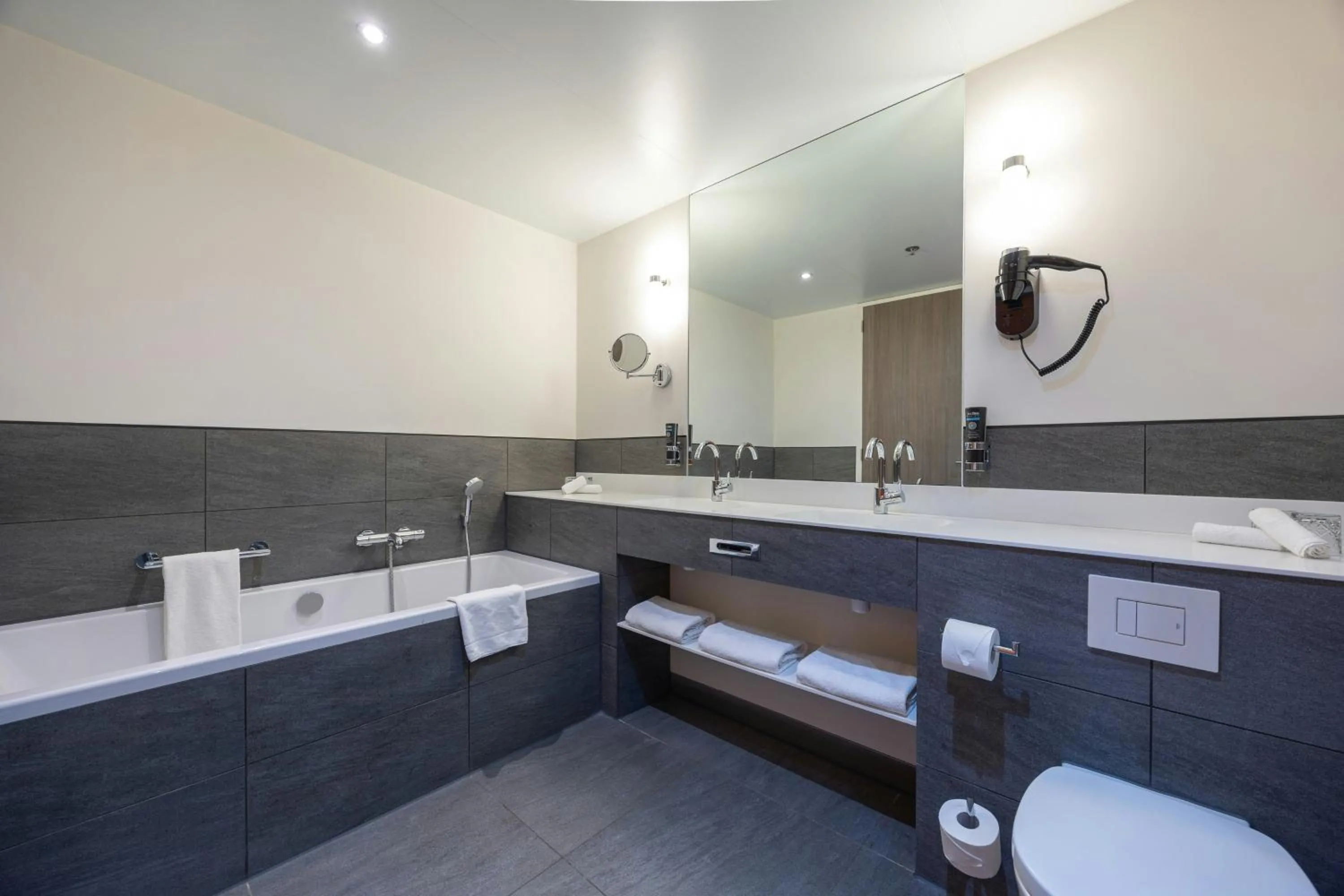 Bathroom in Leonardo Hotel Amsterdam Rembrandtpark