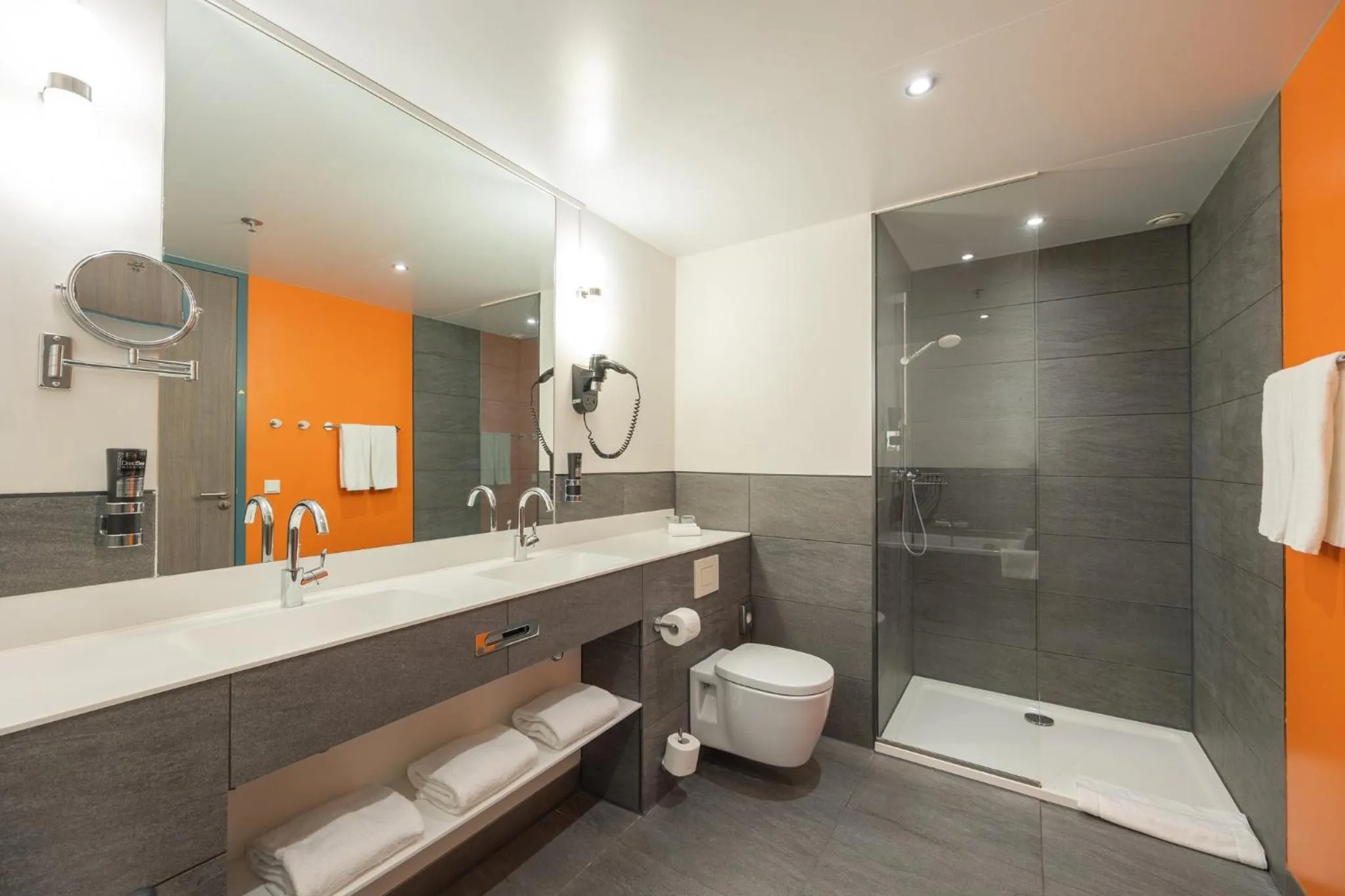 Bathroom in Leonardo Hotel Amsterdam Rembrandtpark