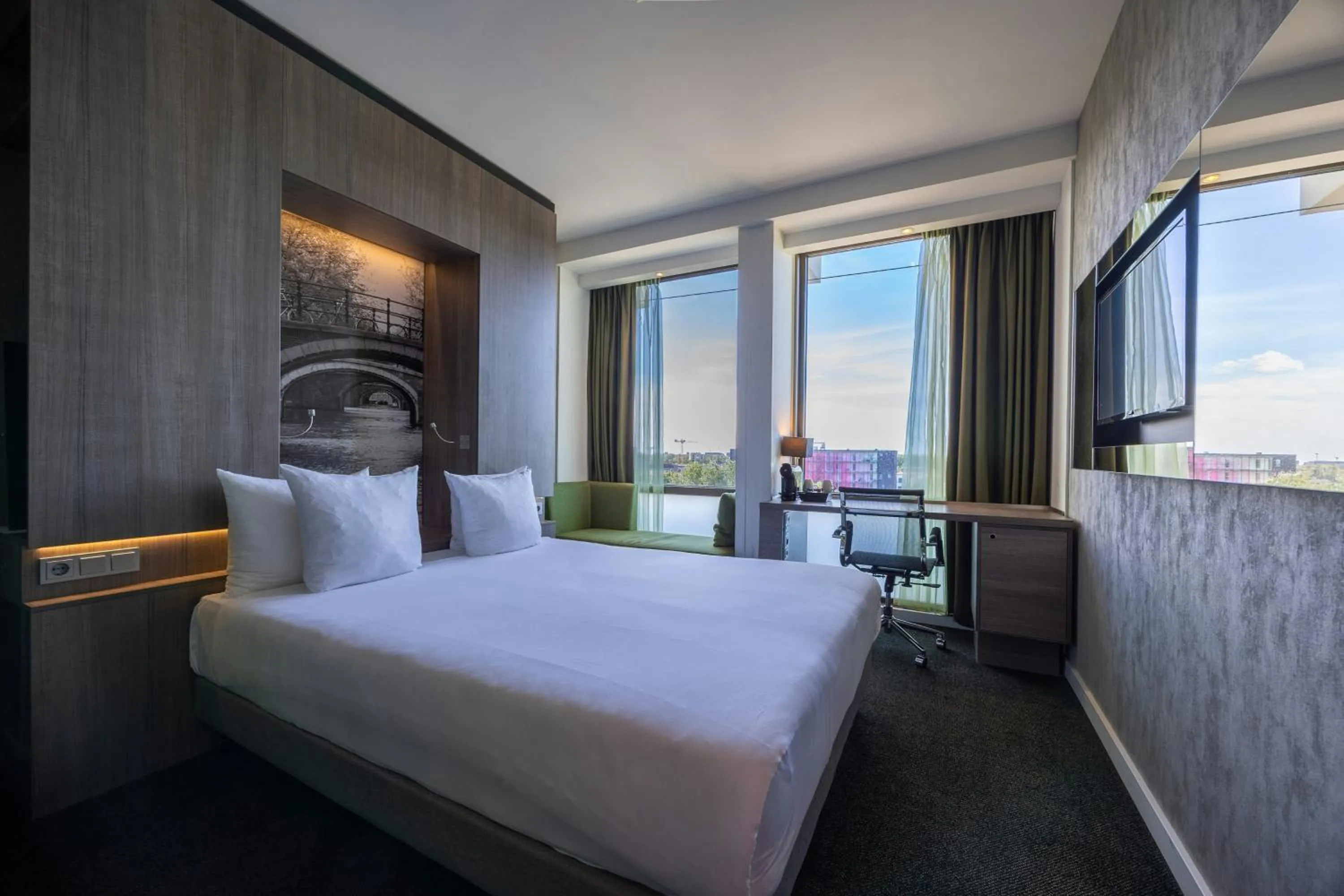 Photo of the whole room, Bed in Leonardo Hotel Amsterdam Rembrandtpark