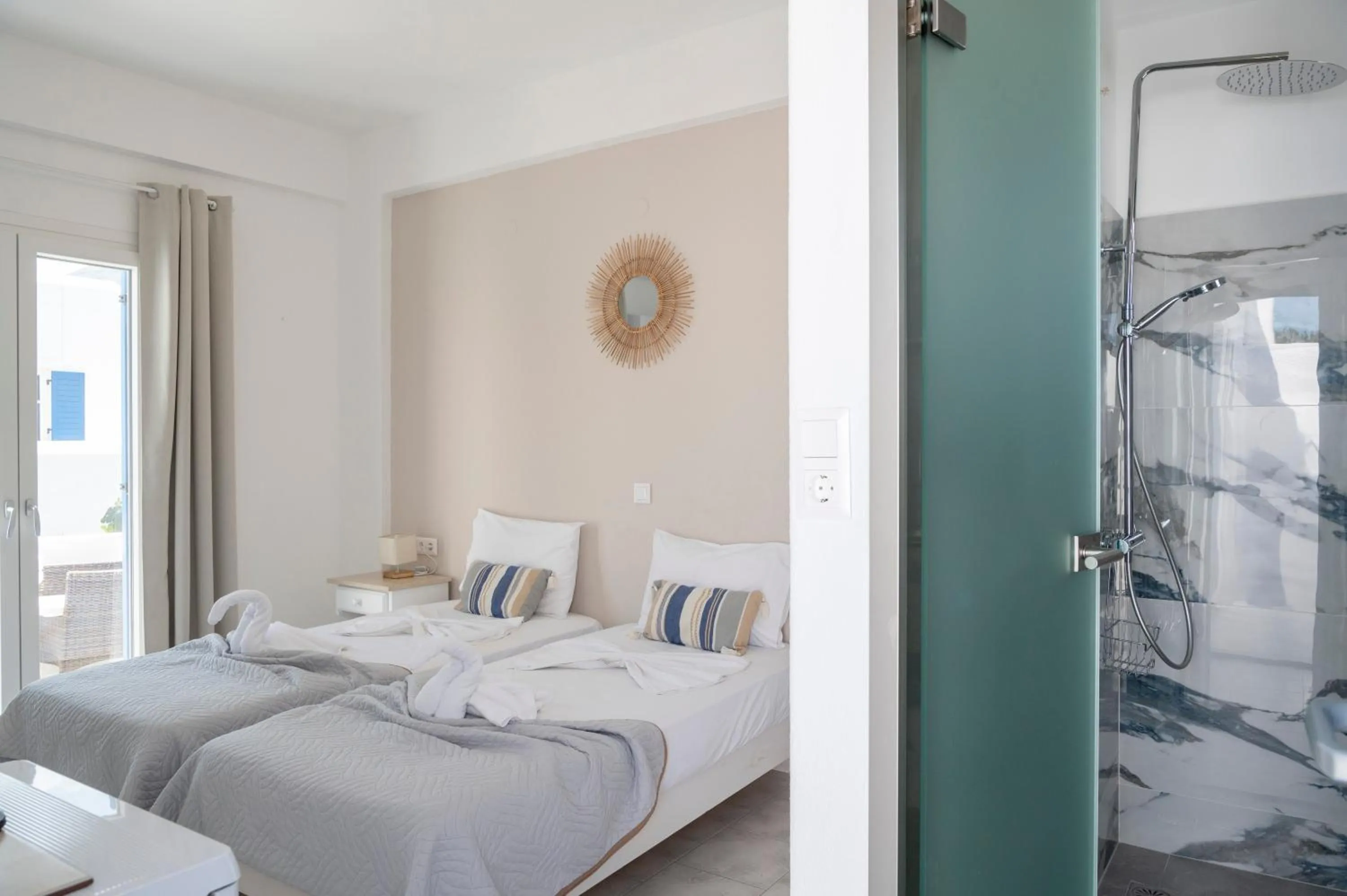 Property building, Bed in Ayeri Hotel