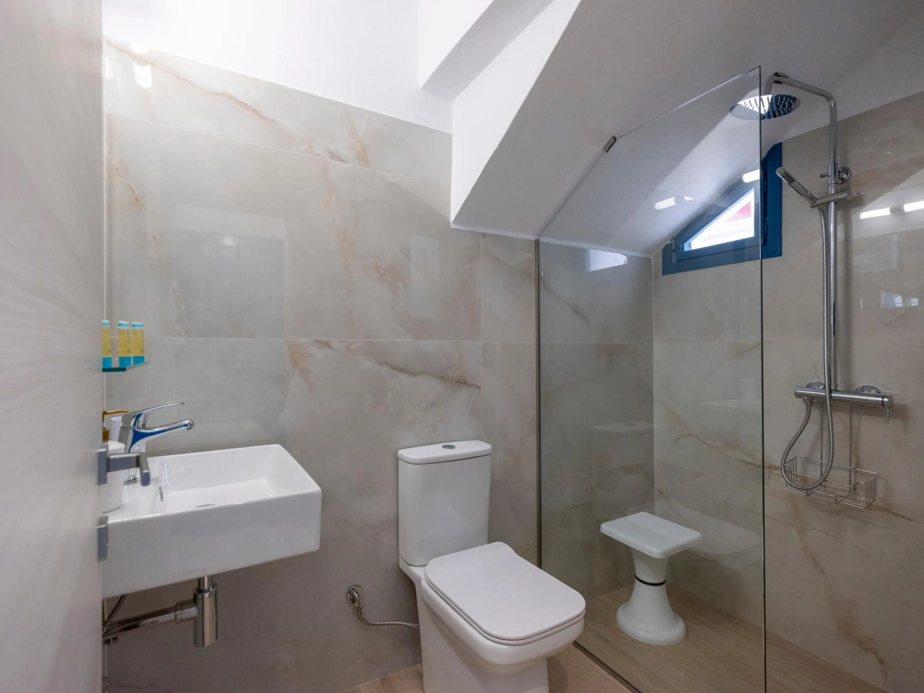 Bathroom in Ayeri Hotel