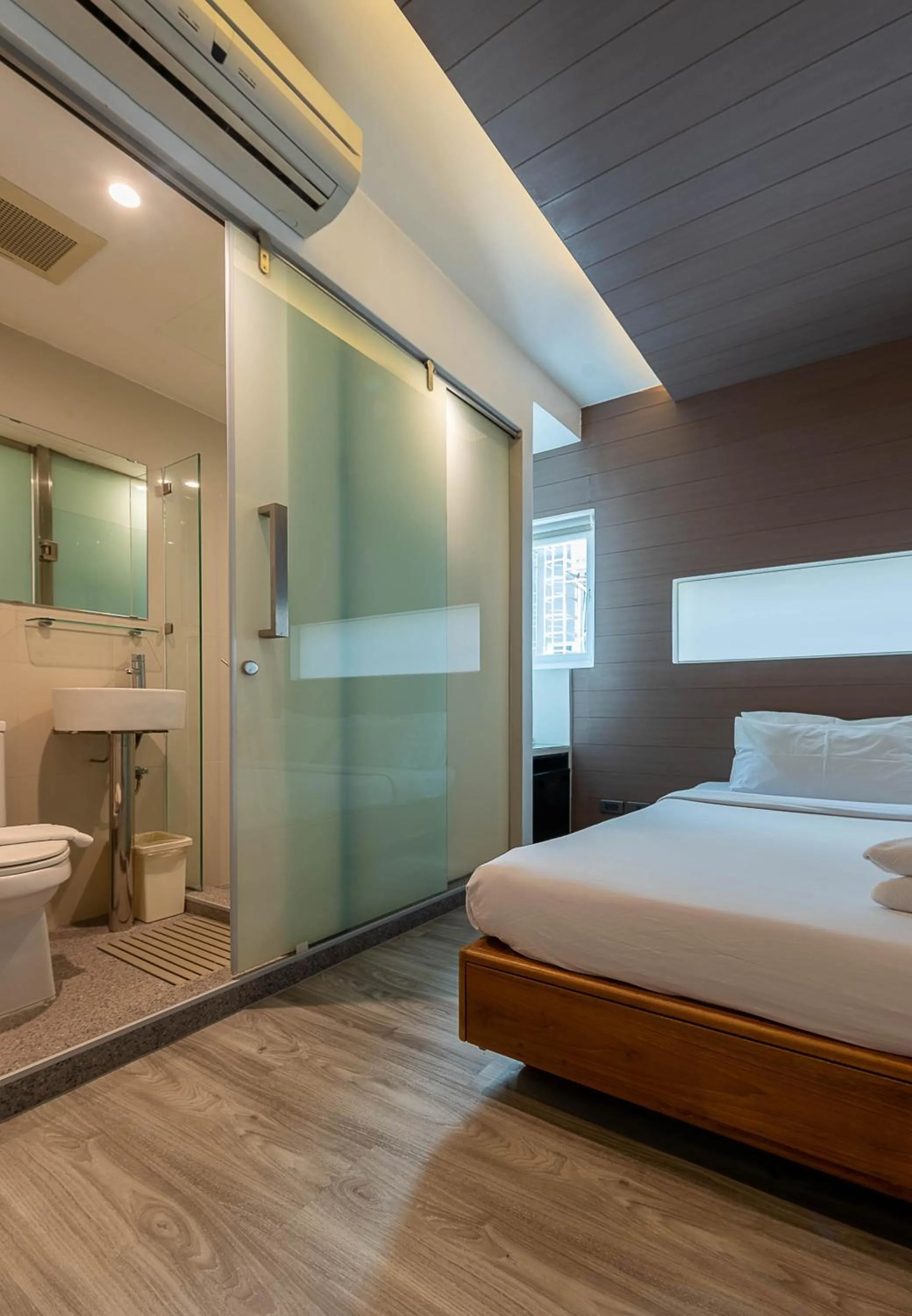 Toilet, Bed in The Period Pratunam