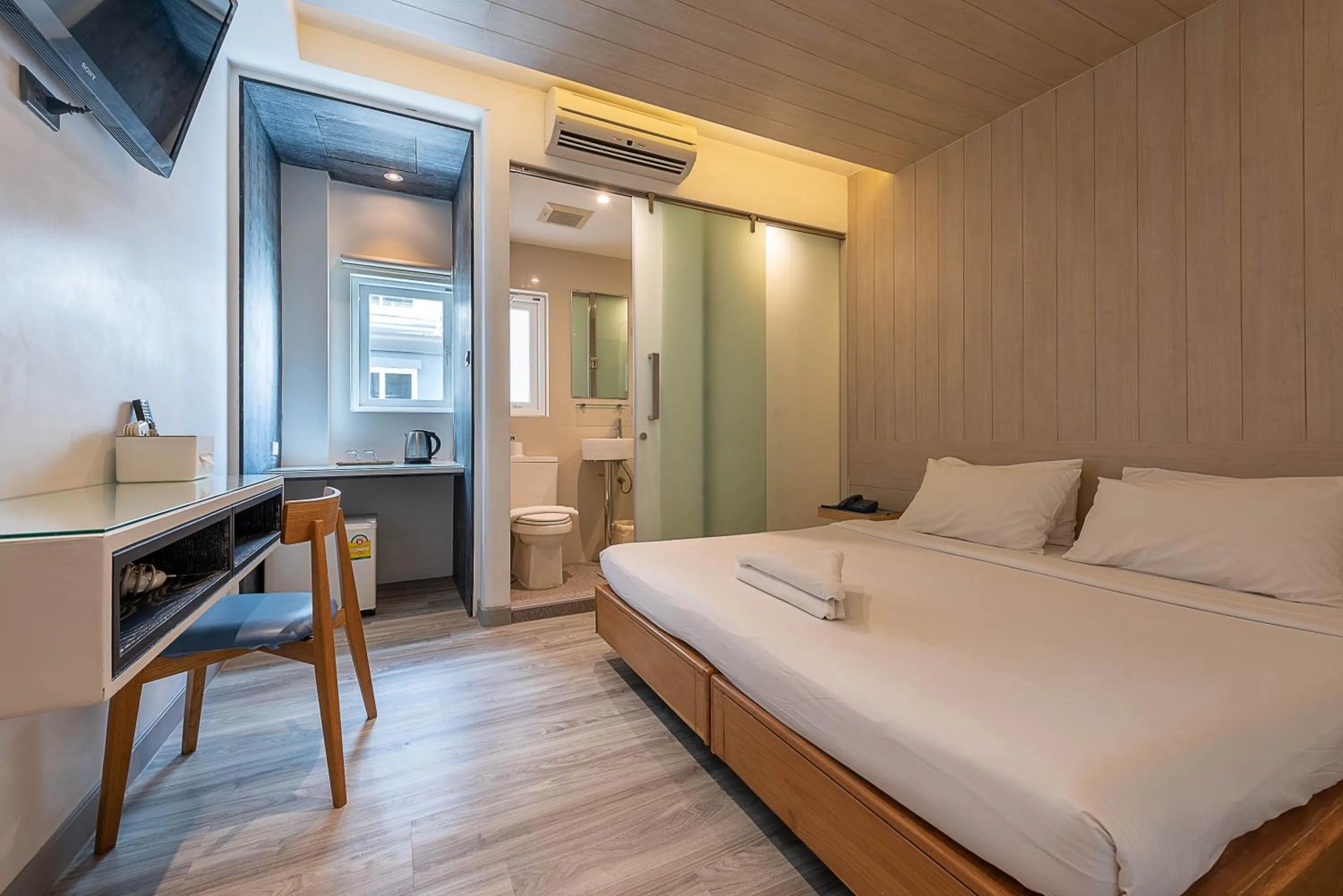 Photo of the whole room, Bed in The Period Pratunam