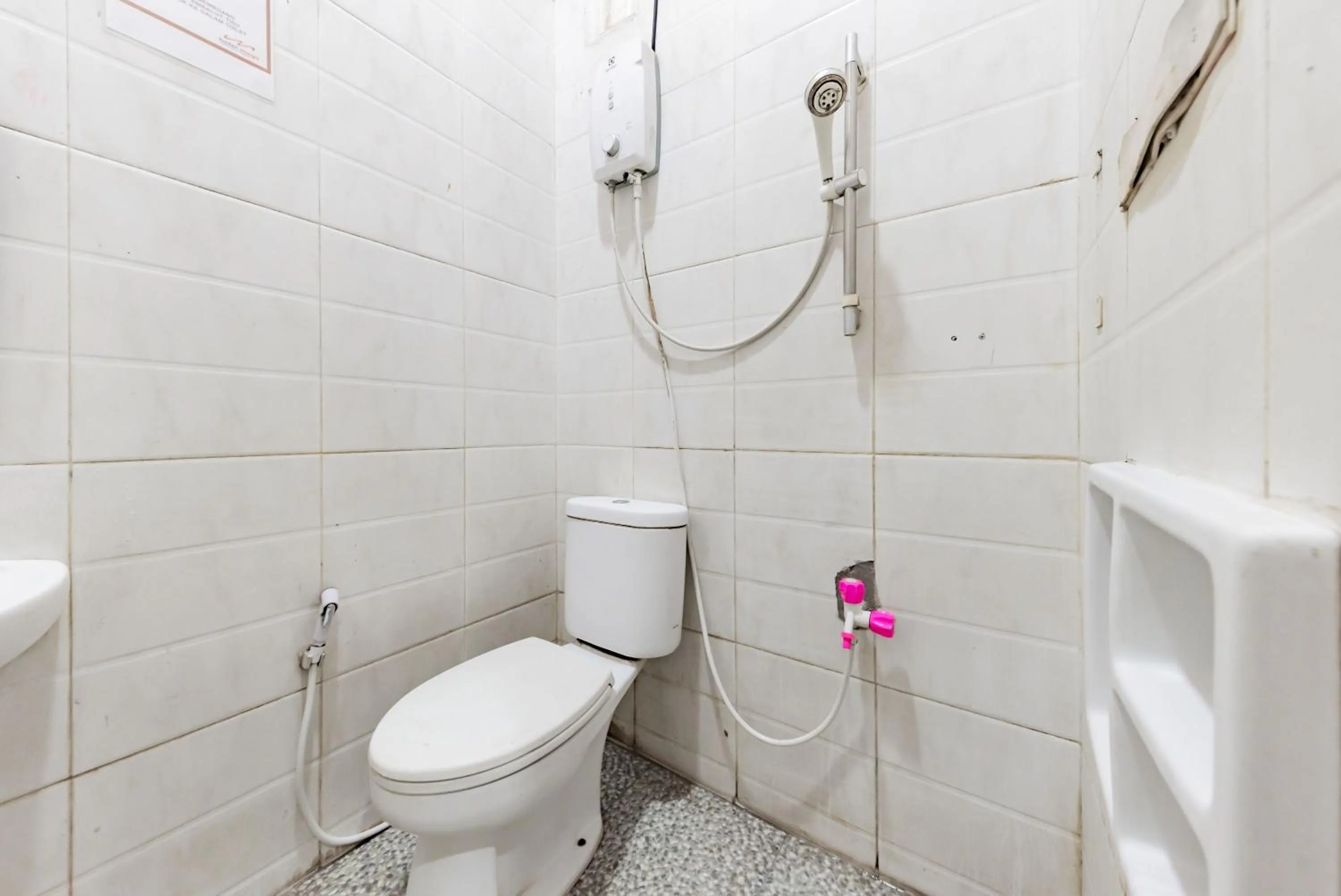 Bathroom in RedDoorz near Kejaksan Station Cirebon