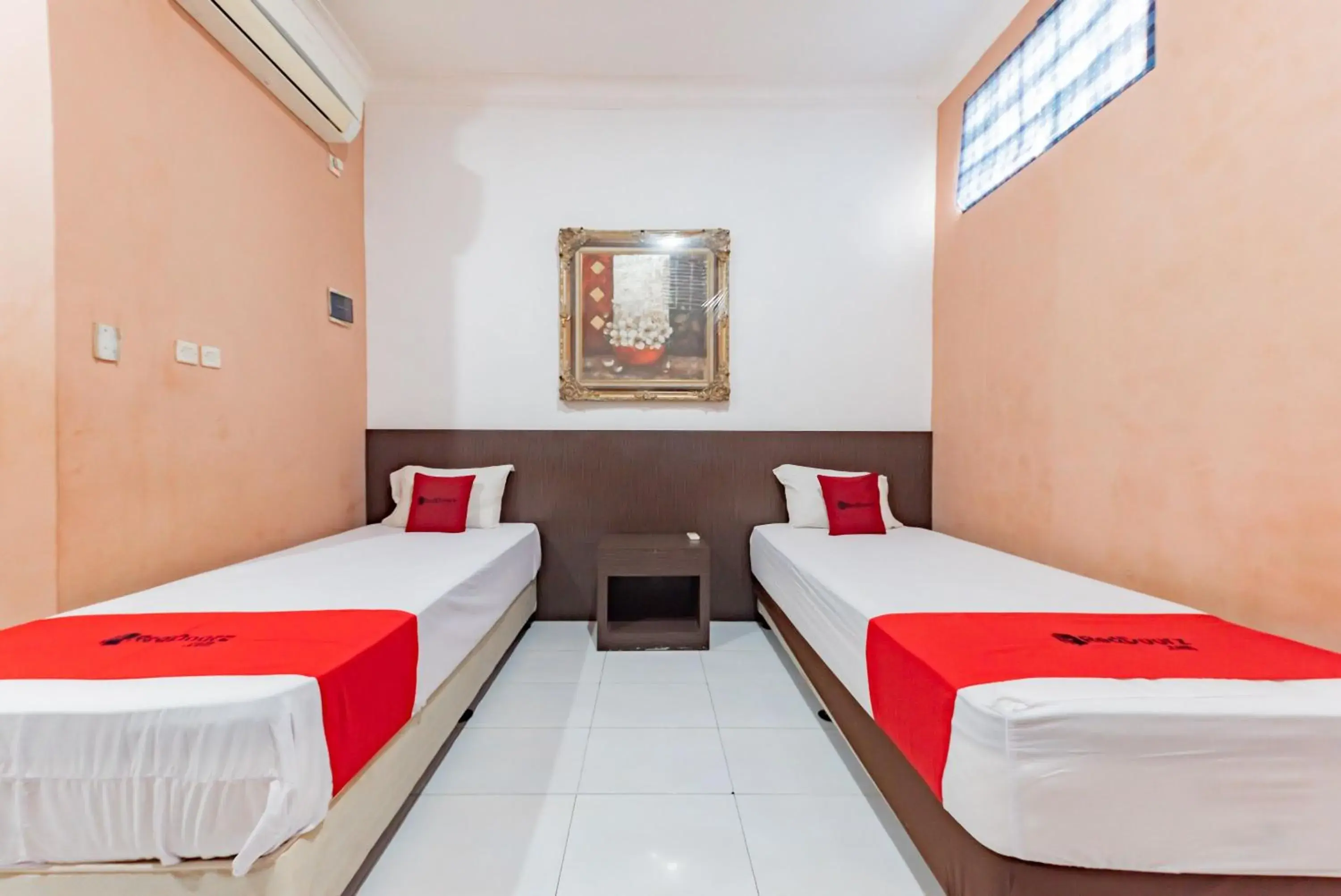 Bedroom, Bed in RedDoorz near Kejaksan Station Cirebon Bedroom, Bed in RedDoorz near Kejaksan Station Cirebon