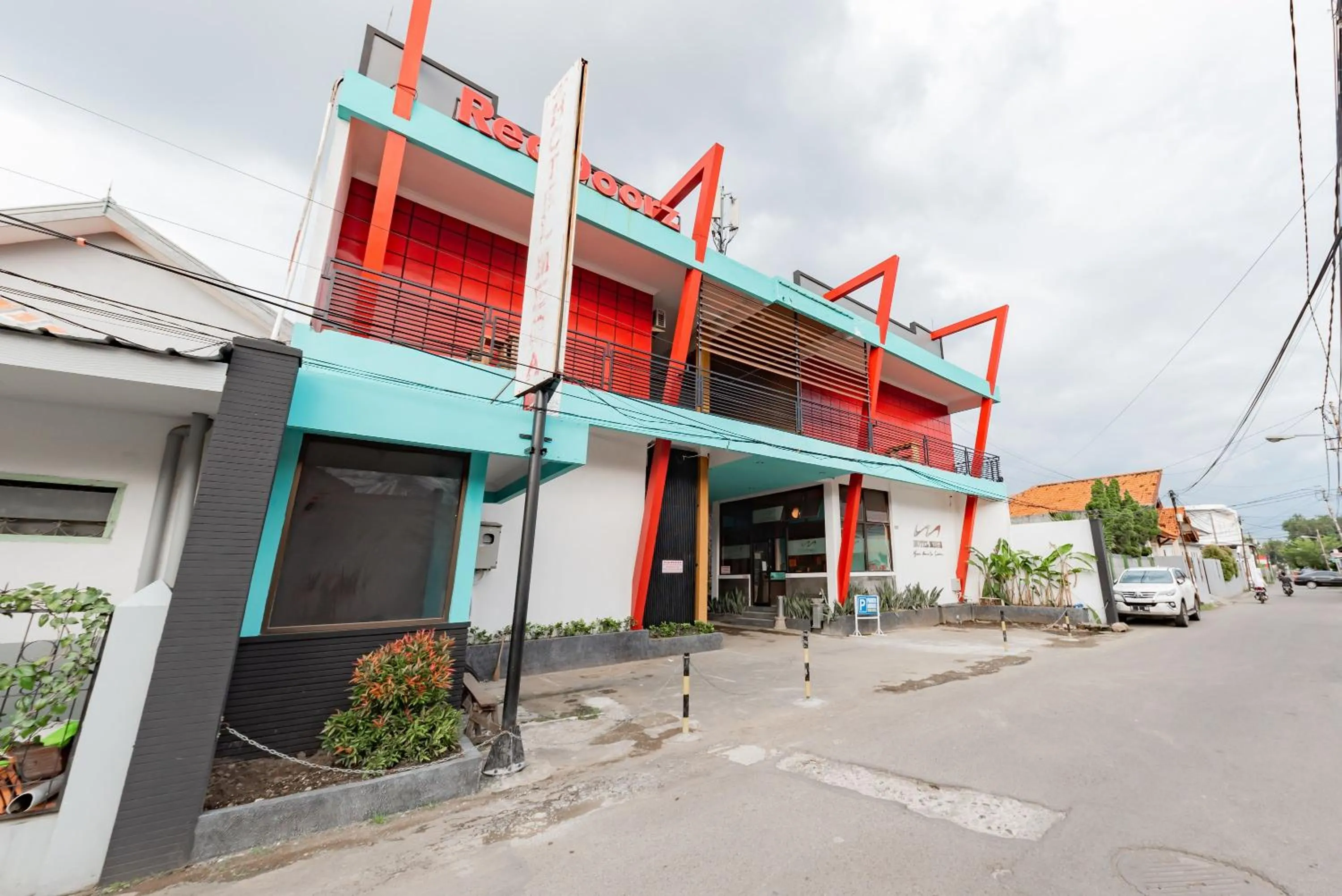 Property building in RedDoorz near Kejaksan Station Cirebon