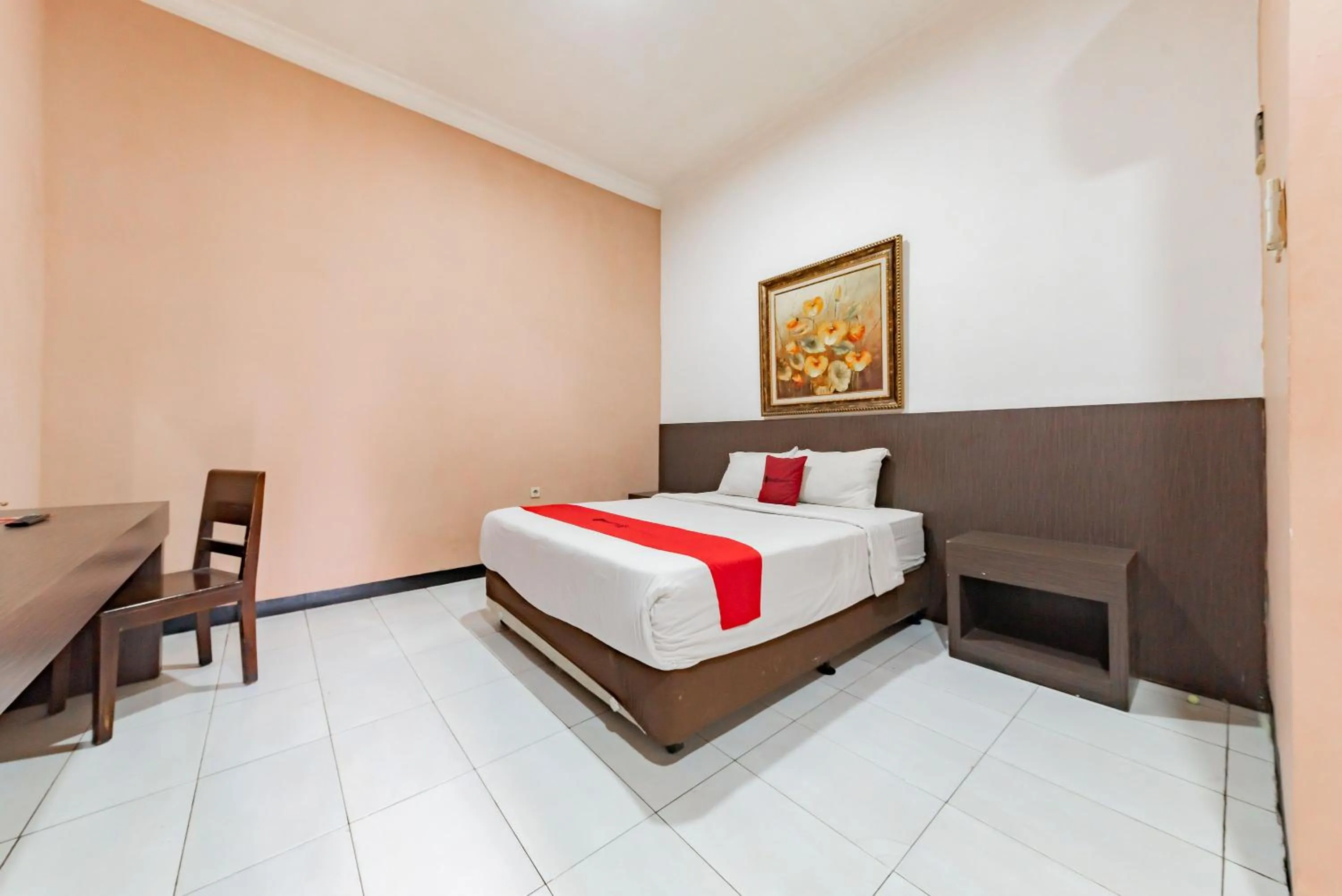 Bedroom, Bed in RedDoorz near Kejaksan Station Cirebon