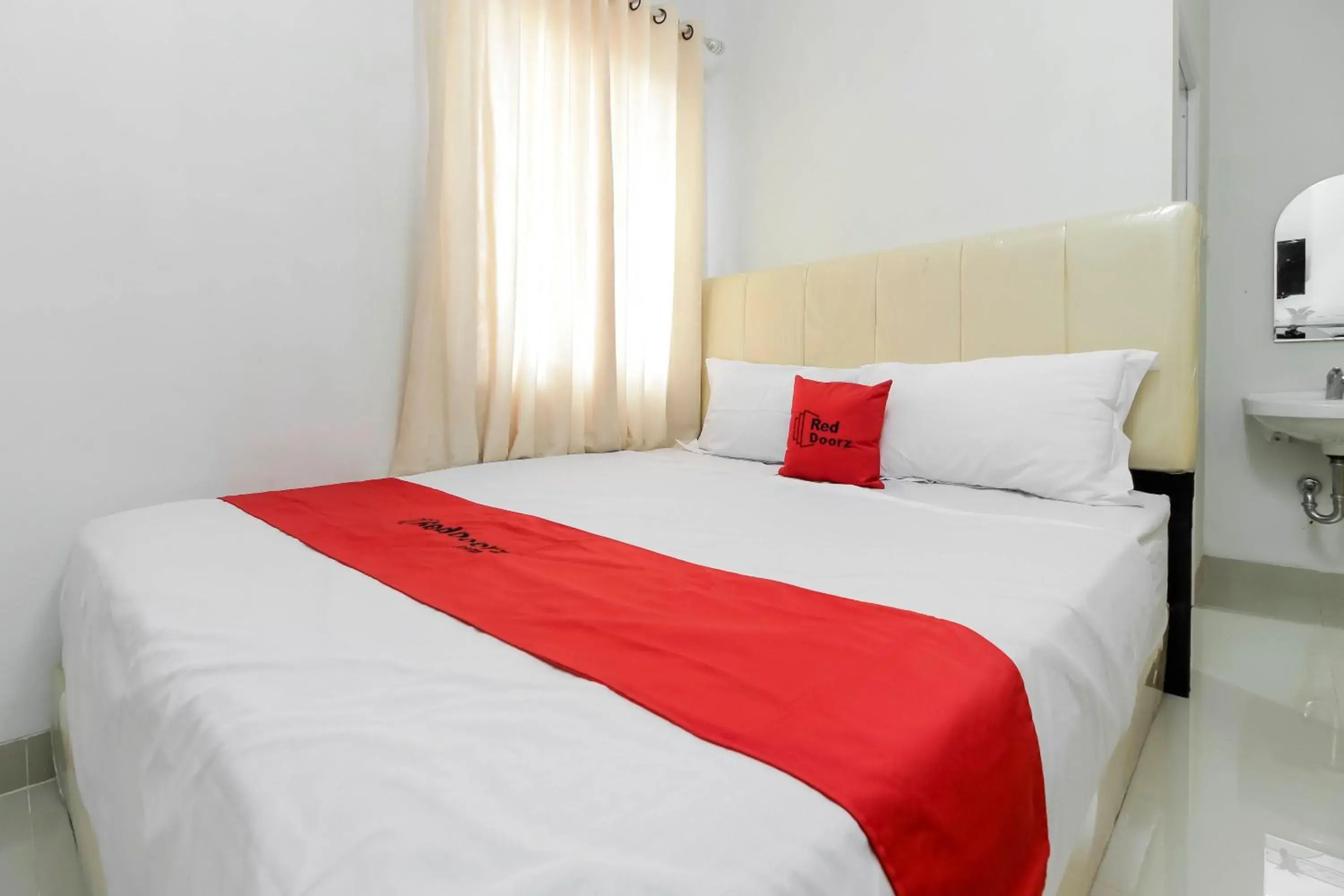 Bedroom, Bed in RedDoorz near Siloam Hospital Palembang Bedroom, Bed in RedDoorz near Siloam Hospital Palembang