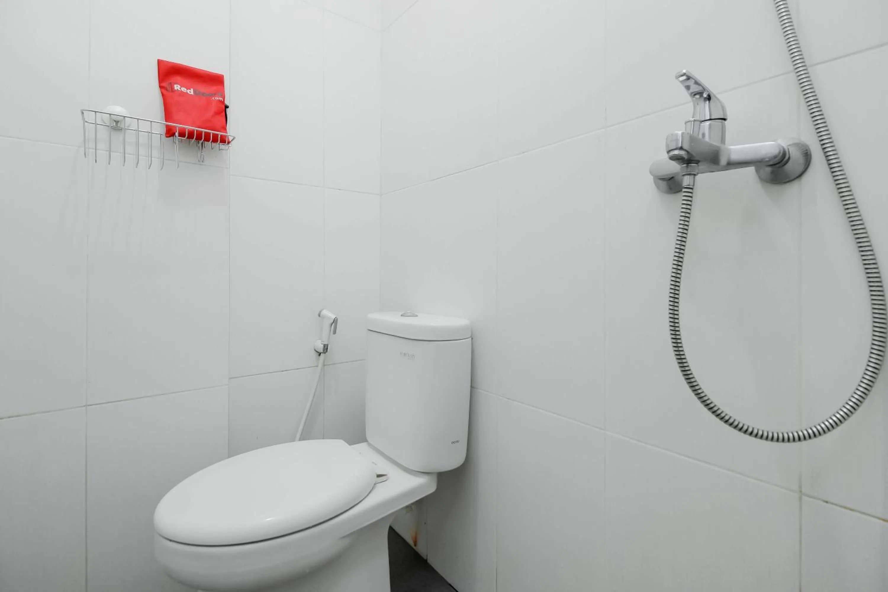 Bathroom in RedDoorz near Siloam Hospital Palembang