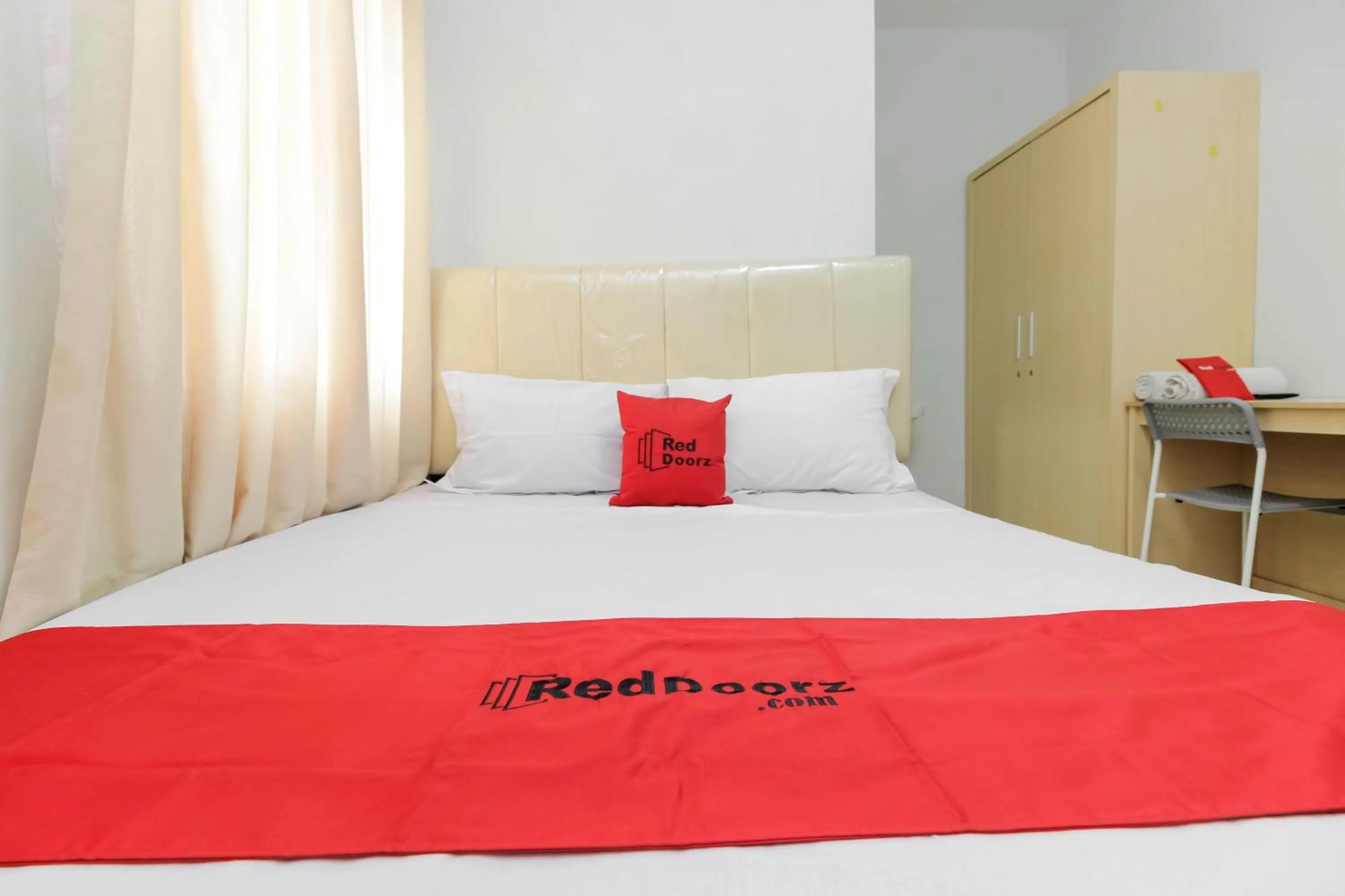Bedroom, Bed in RedDoorz near Siloam Hospital Palembang