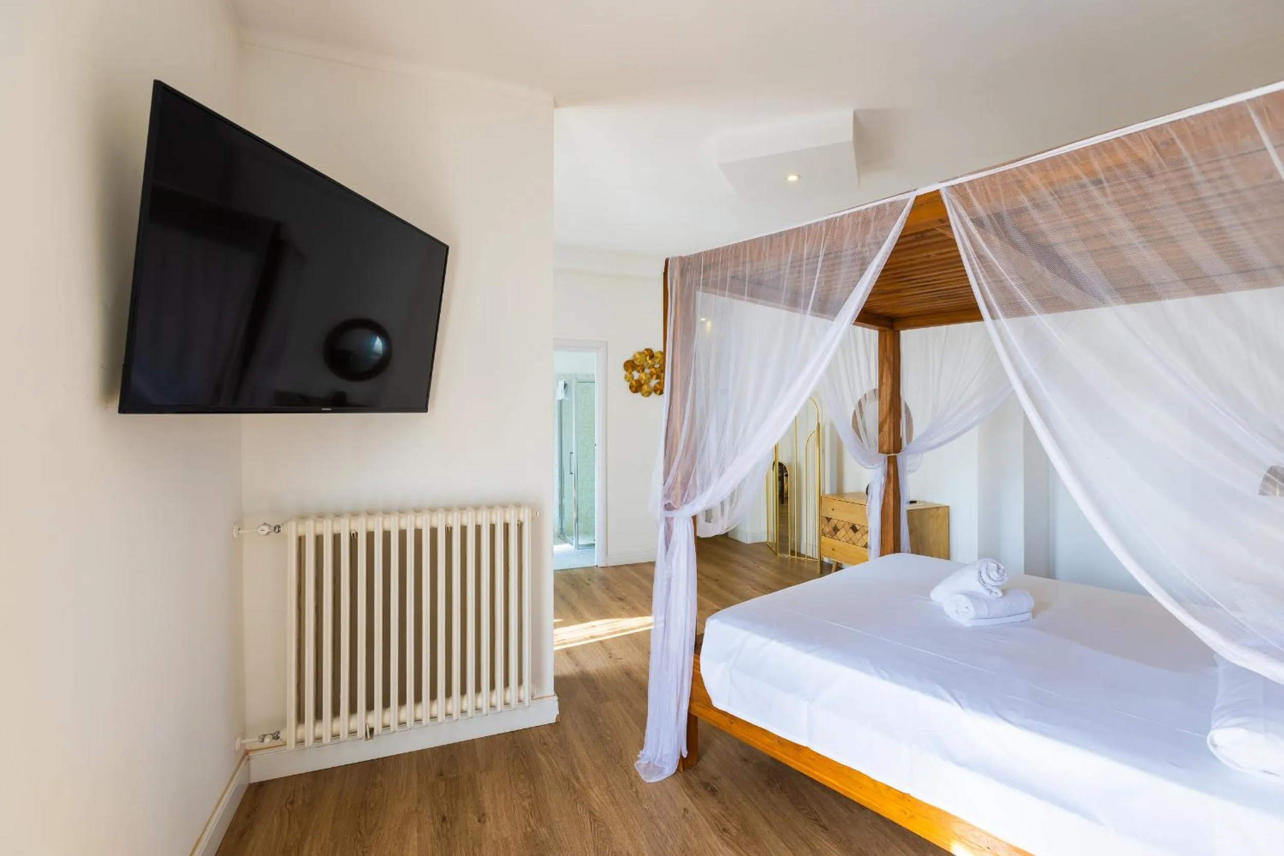 TV and multimedia, Bed in Domino Hotel