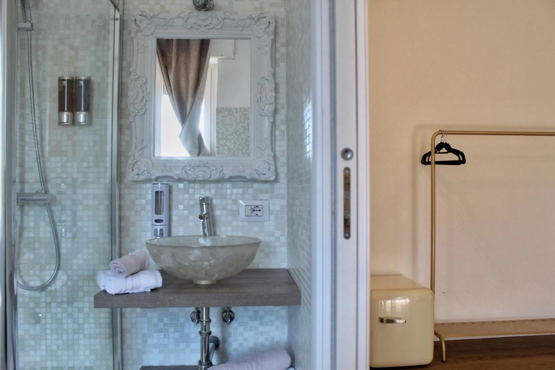 Shower in Baby Hotel