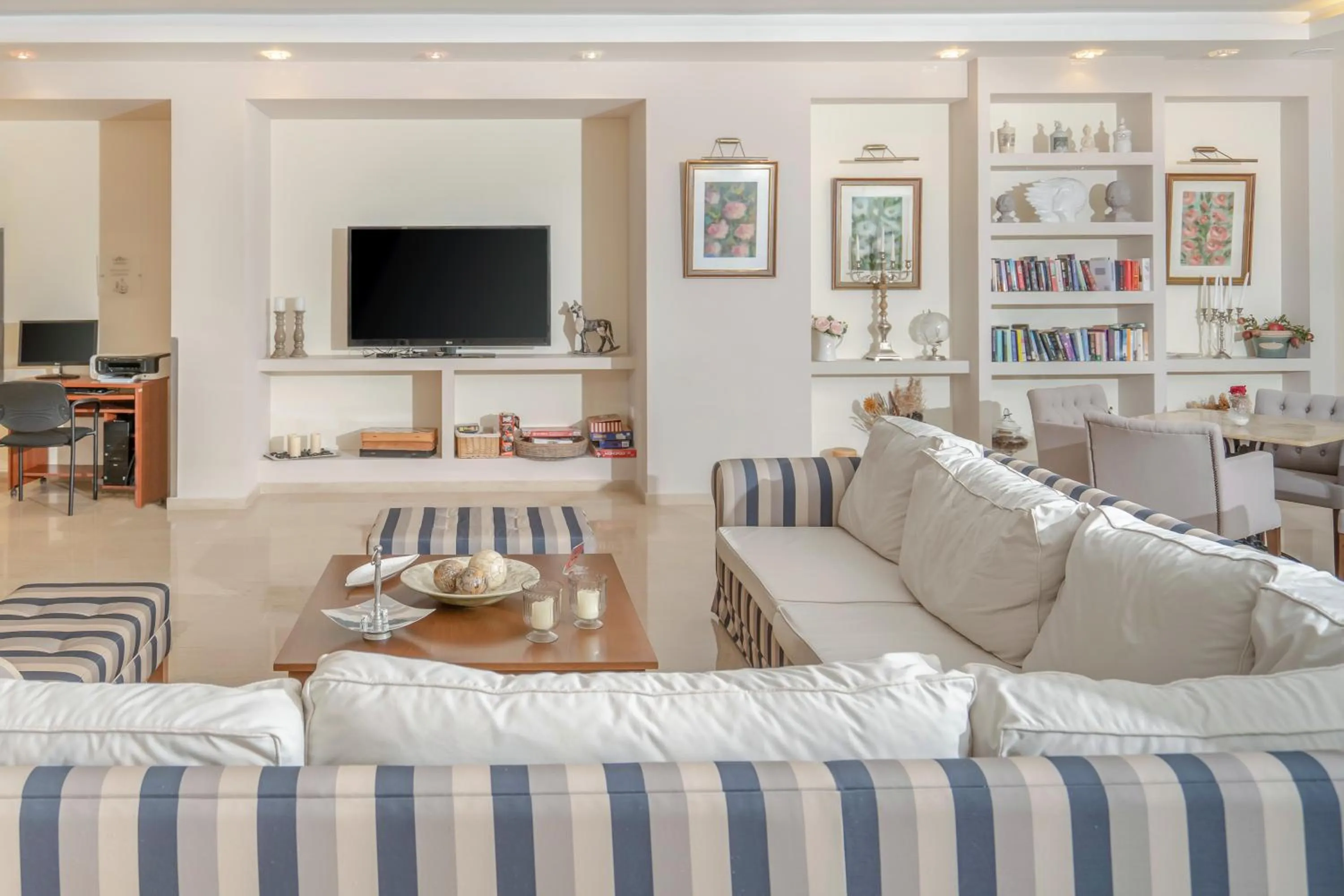 Communal lounge/ TV room in Art Hotel Debono