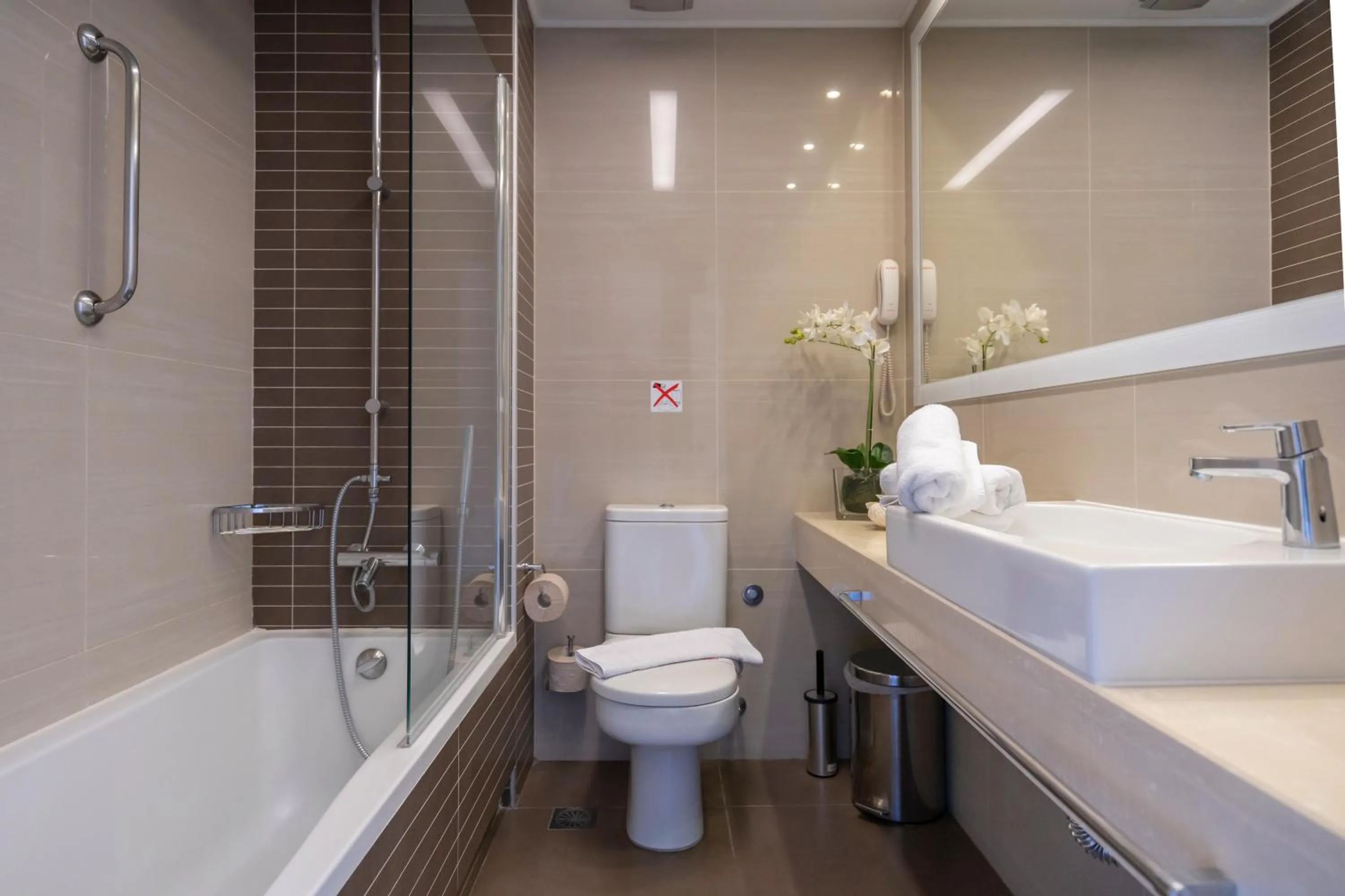 Toilet in Art Hotel Debono