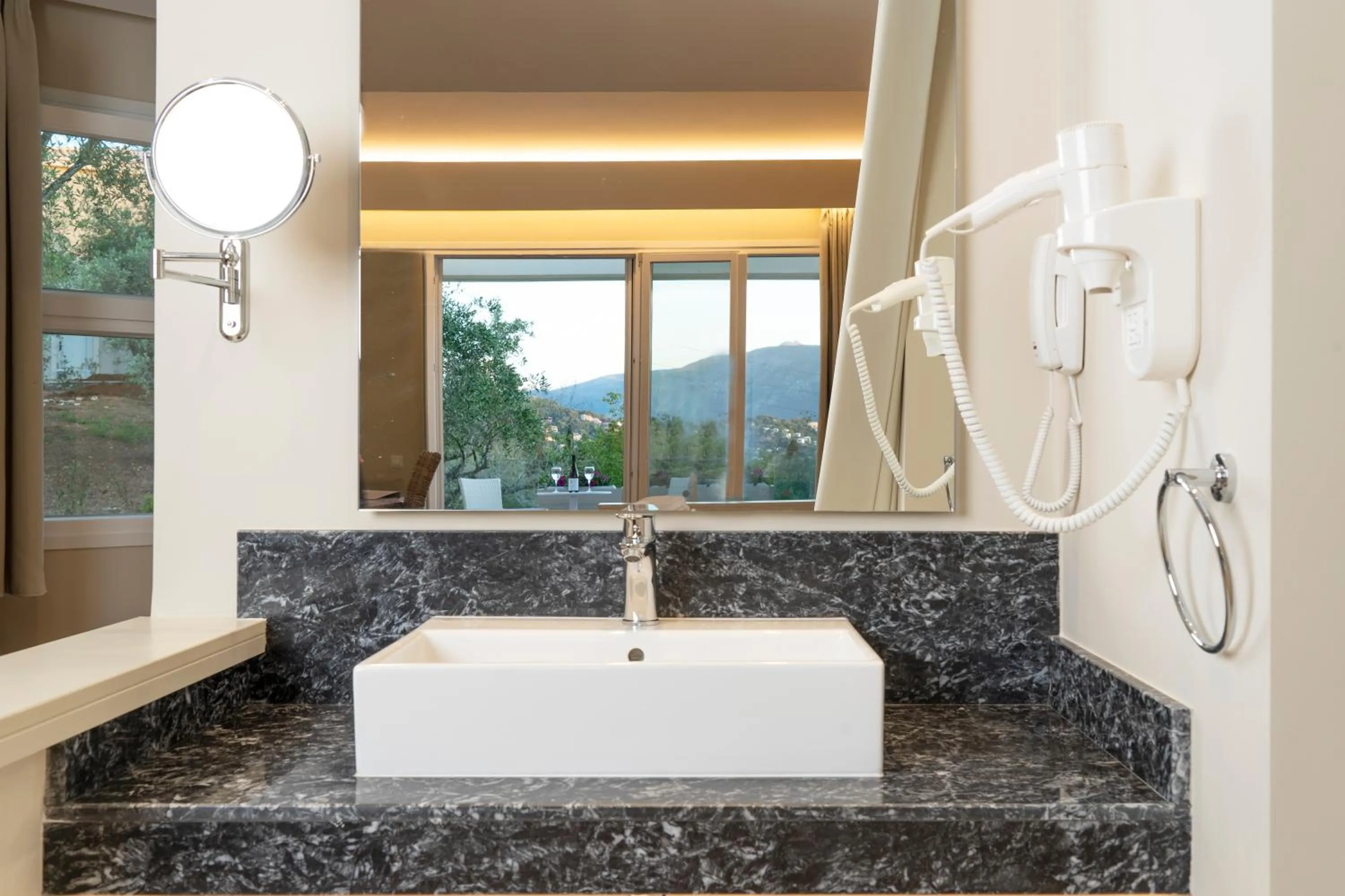 Shower in Art Hotel Debono