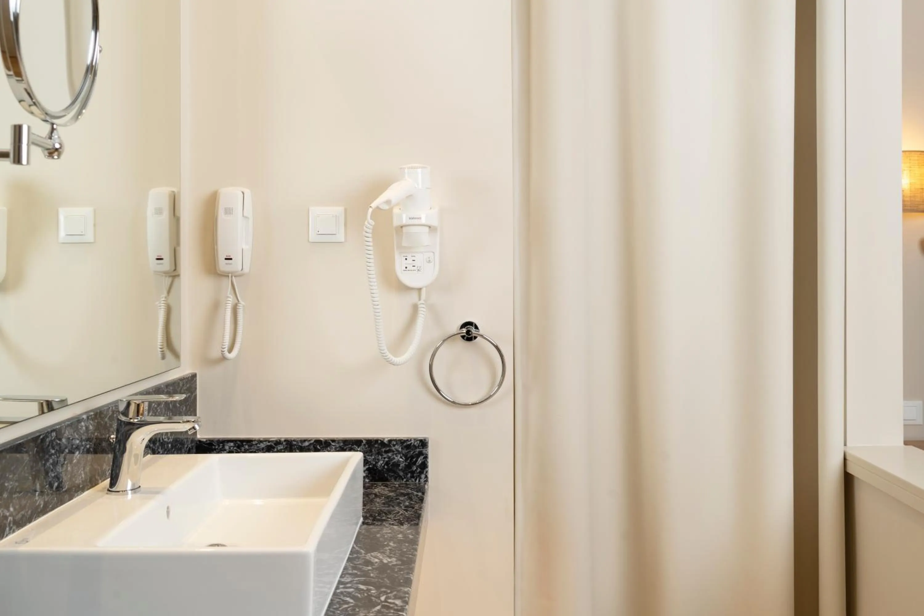 Shower in Art Hotel Debono