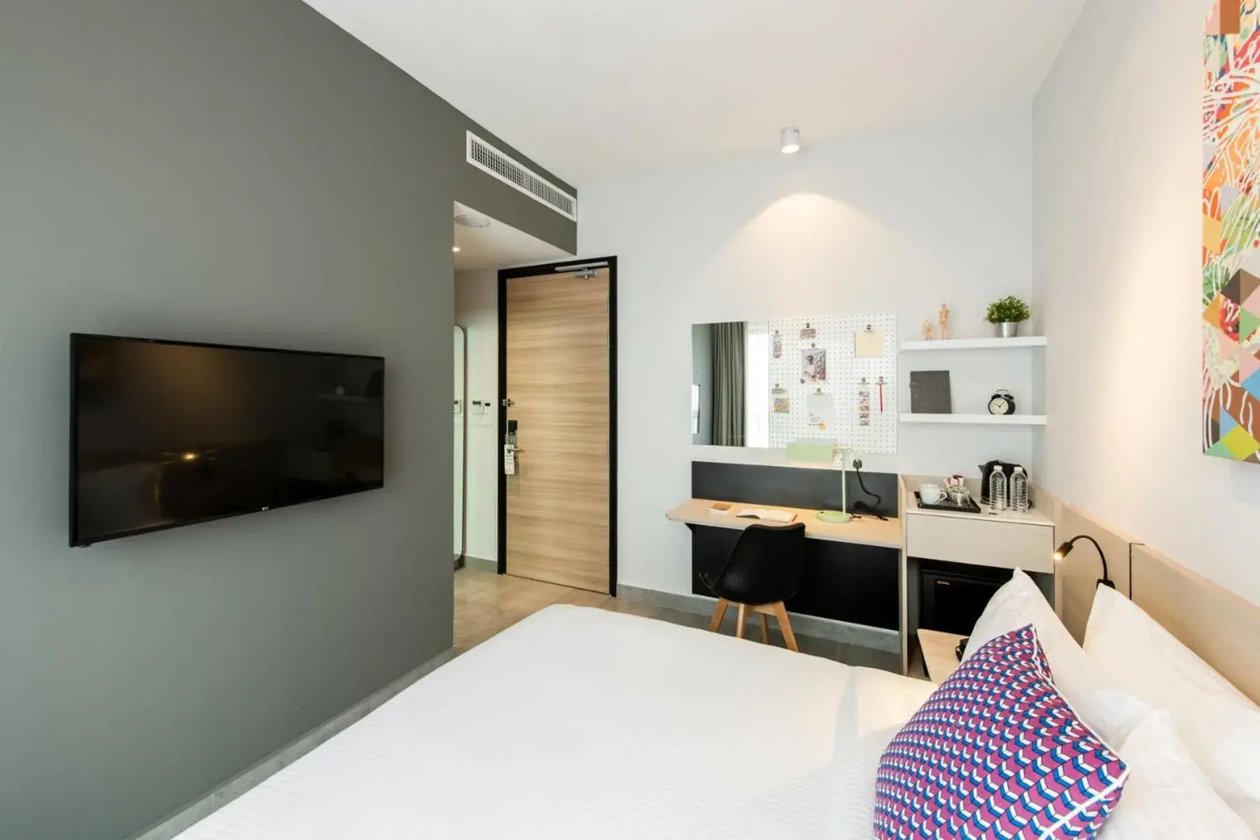 Bedroom, TV/Entertainment Center in The Canvas Hotel