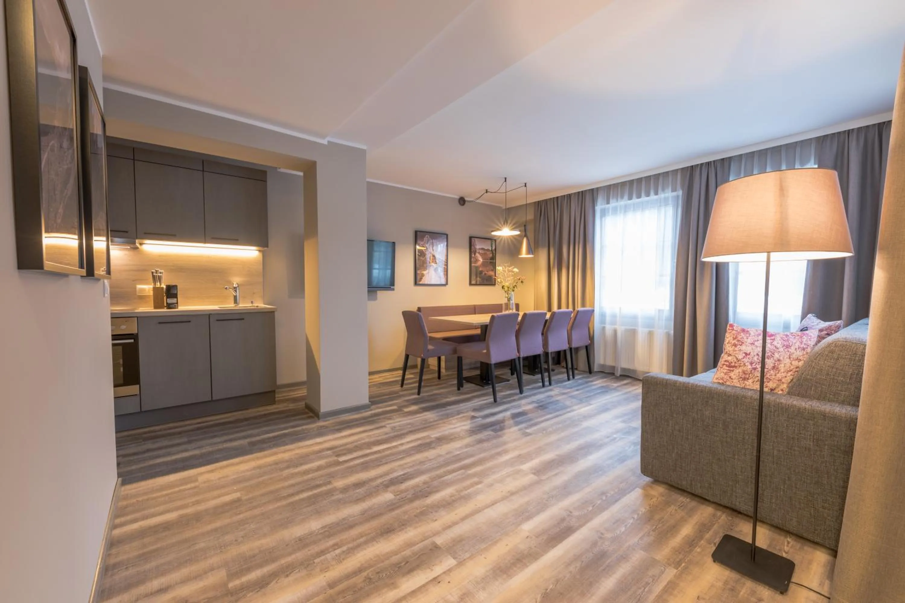 Kitchen or kitchenette, Bed in LakeSide Apartments Seefeld