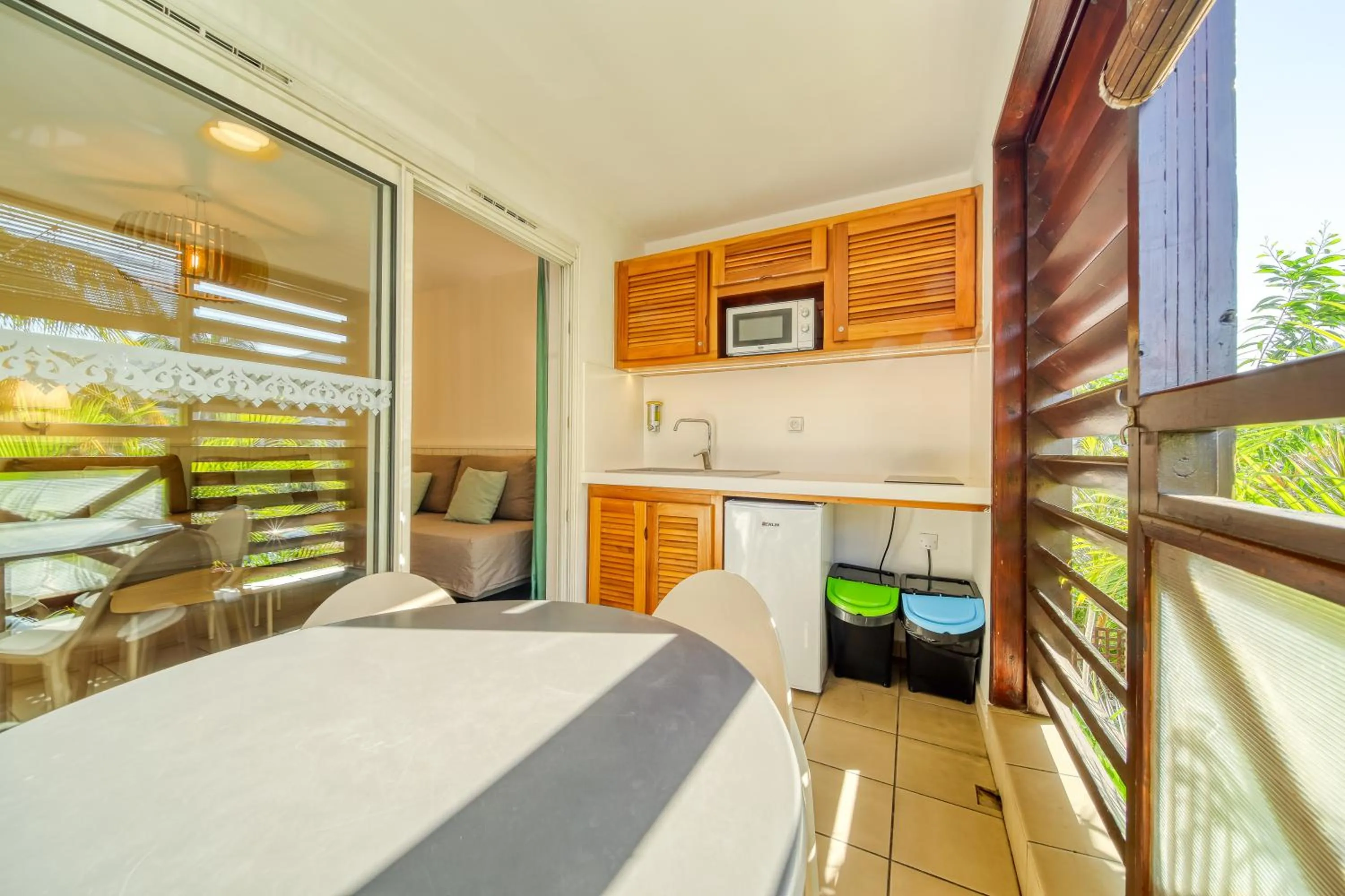 Kitchen or kitchenette, Bed in Résidence Tropic Appart Hotel