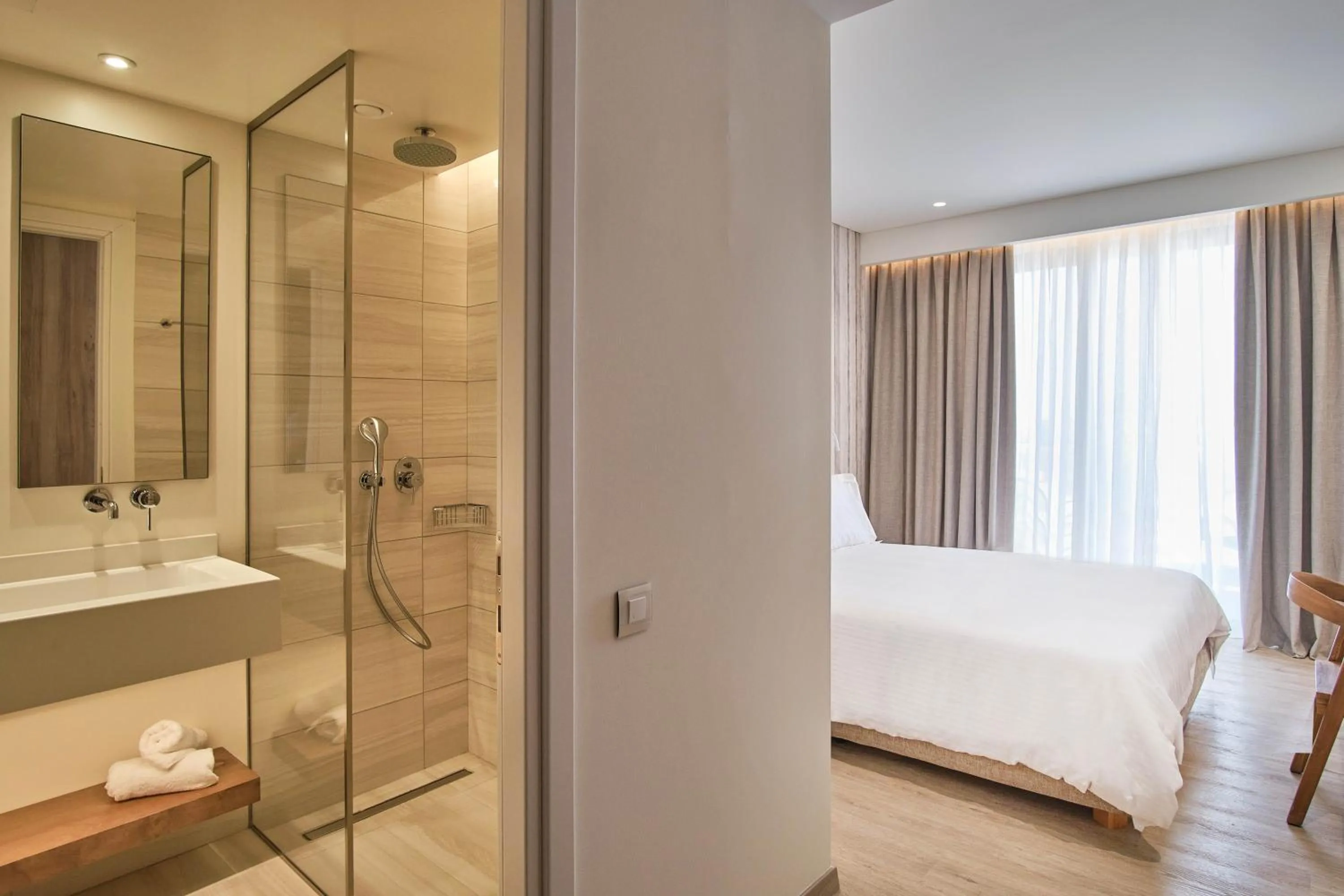 Shower, Bed in Utopia Blu Hotel