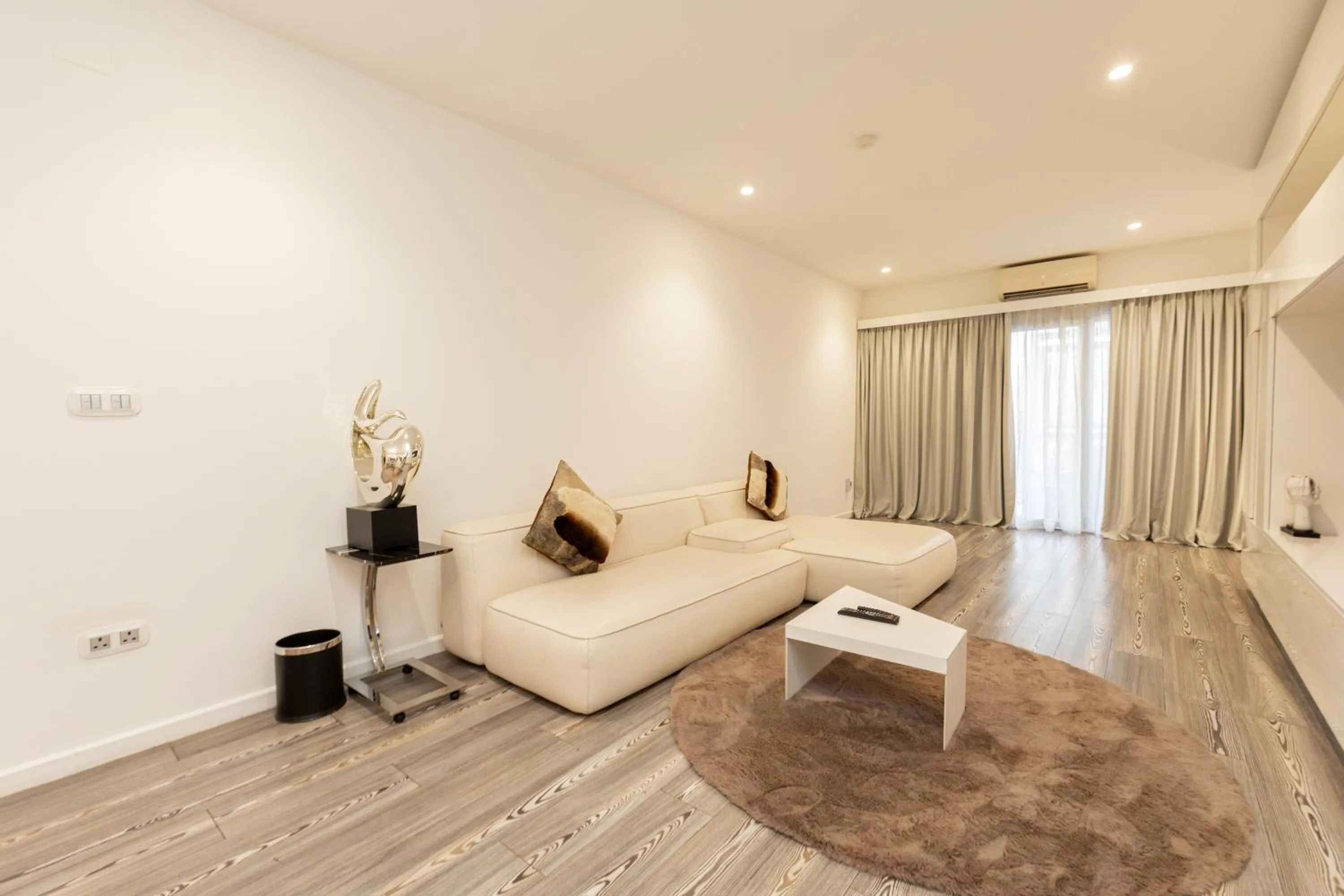 Living room, Bed in Kwarleyz Residence, Accra