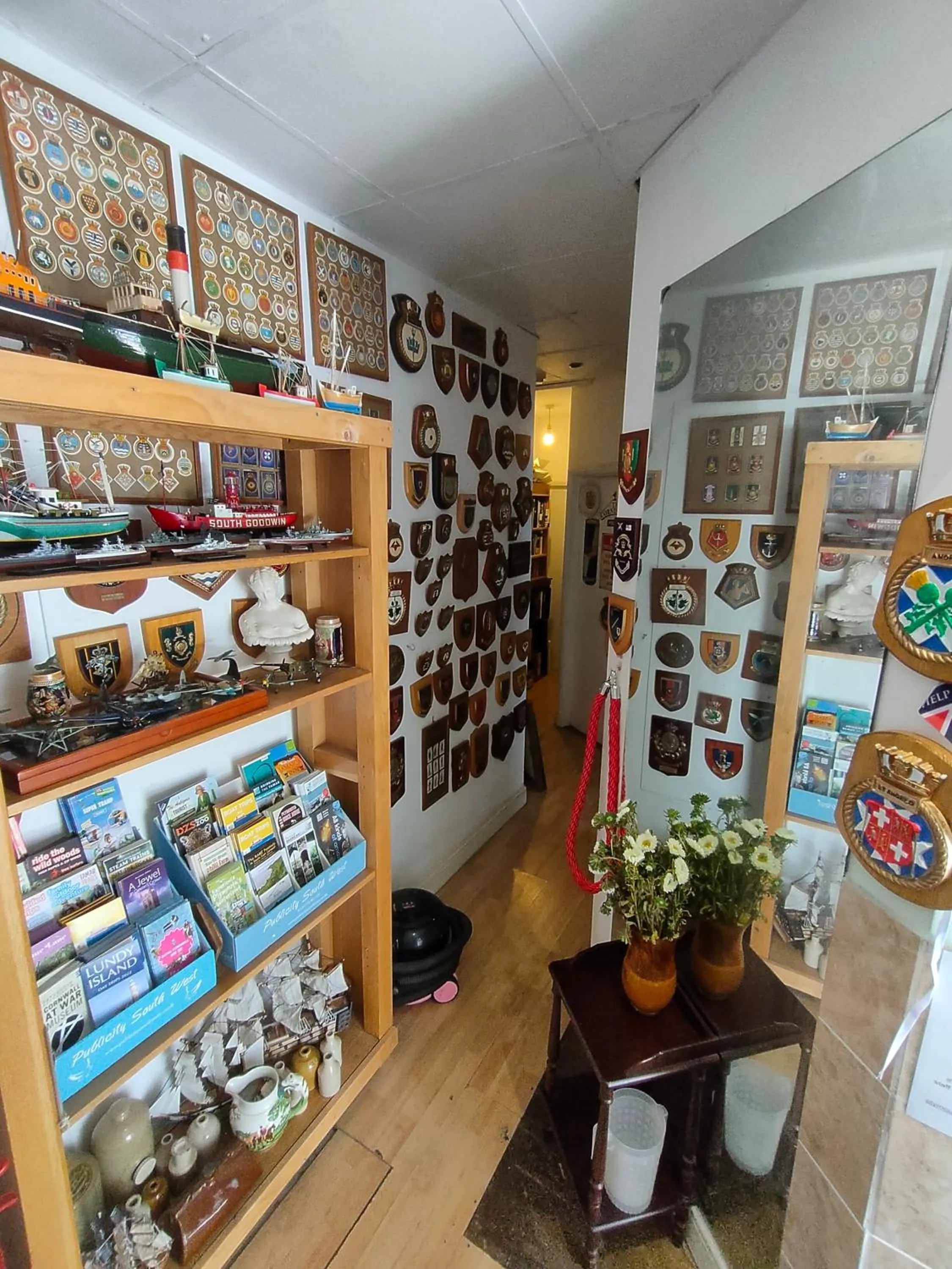 Lobby or reception, Supermarket/Shops in Plymouth Backpackers