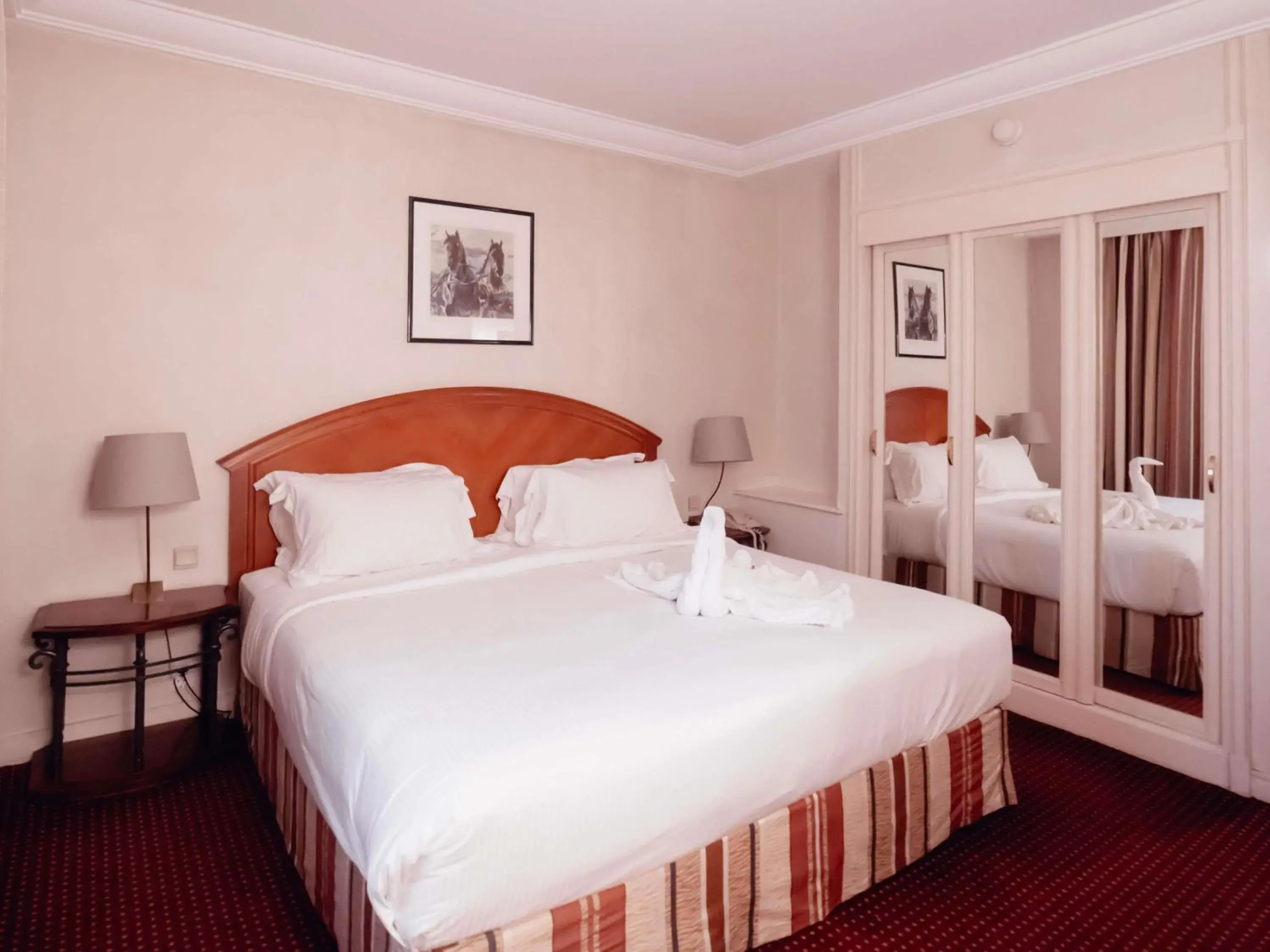 Bedroom, Bed in Pullman Bucharest World Trade Center Bedroom, Bed in Pullman Bucharest World Trade Center