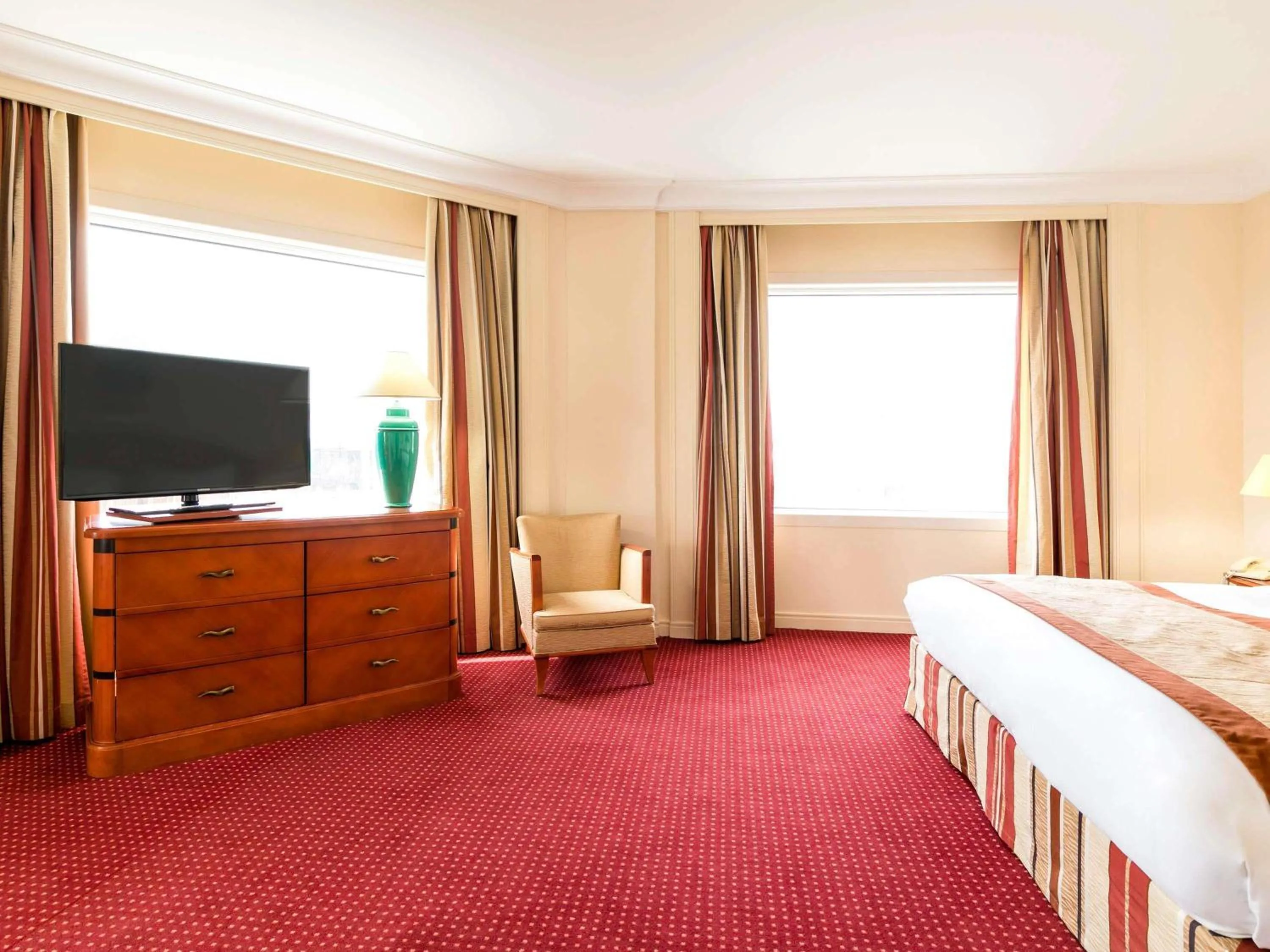 Bedroom, Bed in Pullman Bucharest World Trade Center