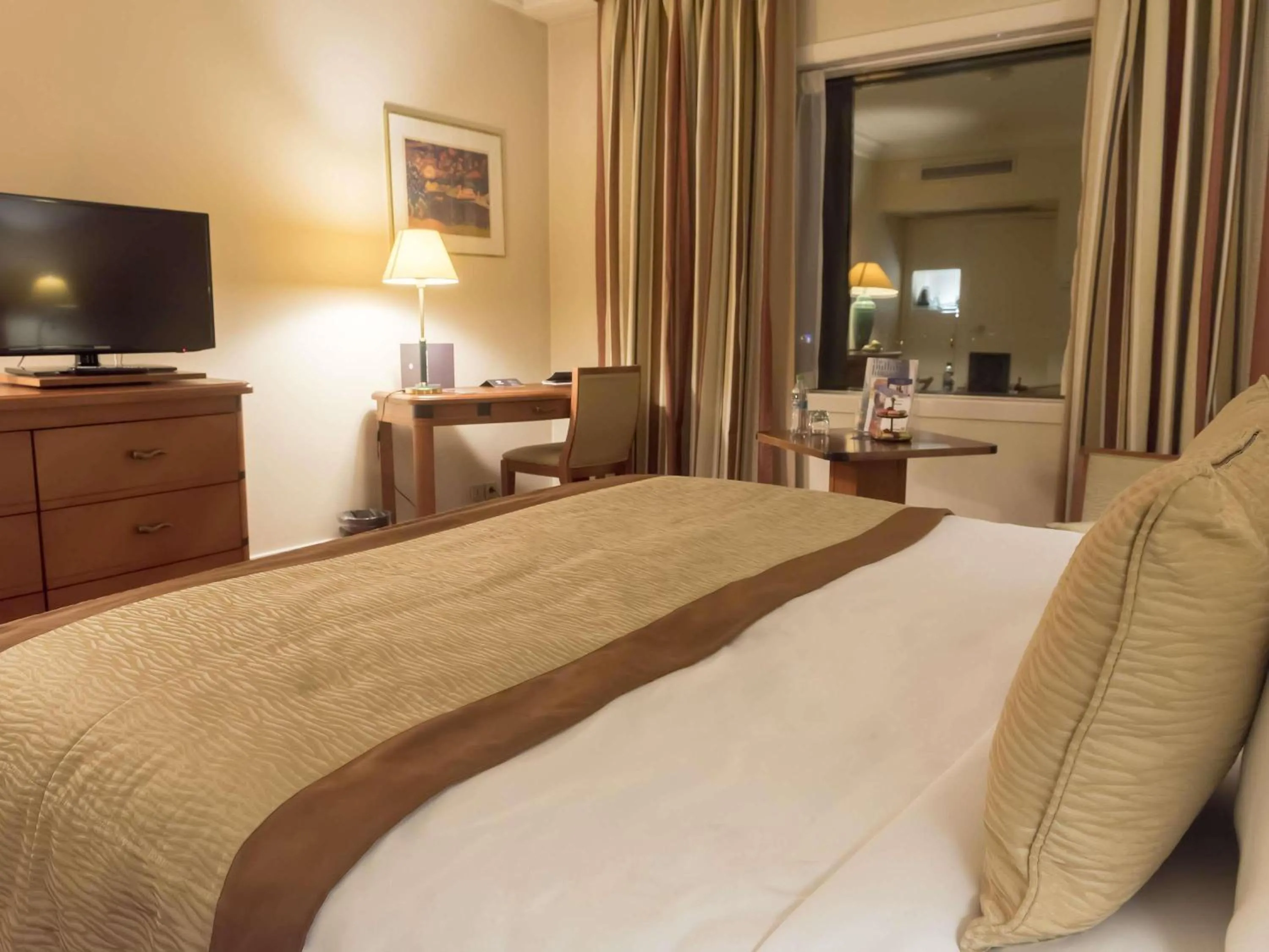 Bedroom, Bed in Pullman Bucharest World Trade Center