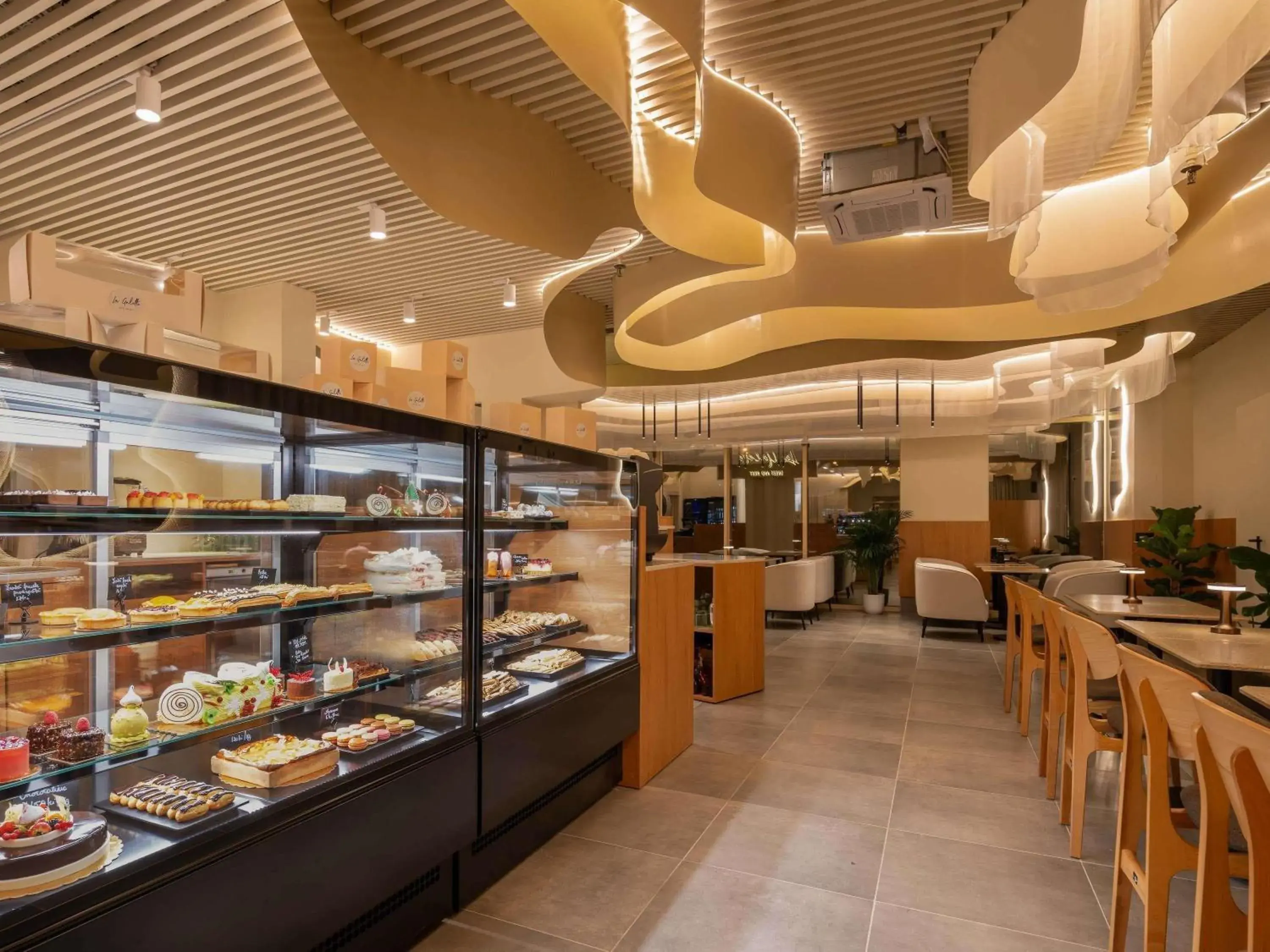 Restaurant/places to eat in Pullman Bucharest World Trade Center Restaurant/places to eat in Pullman Bucharest World Trade Center