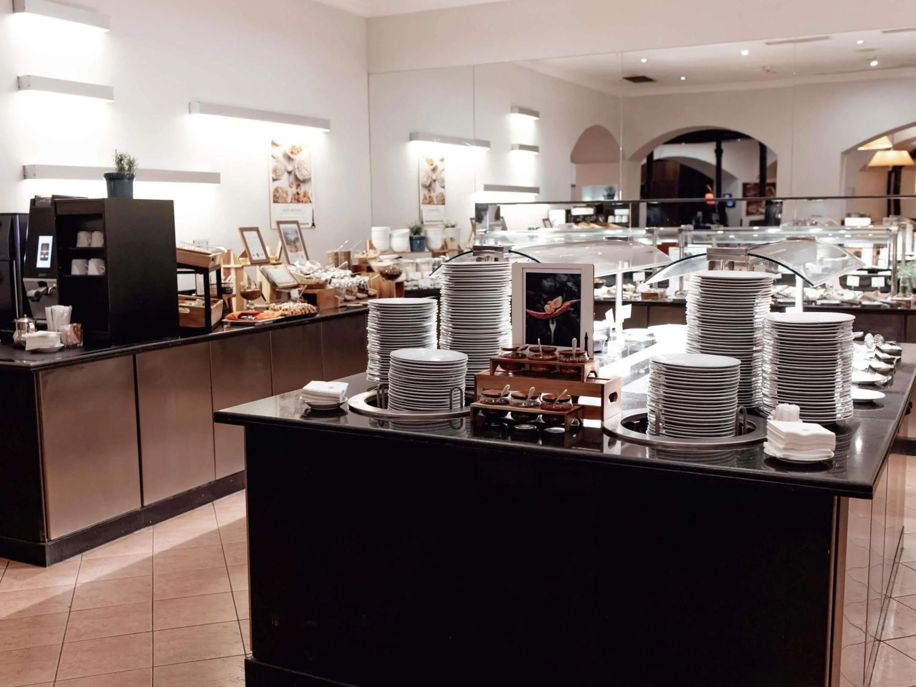 Restaurant/places to eat in Pullman Bucharest World Trade Center